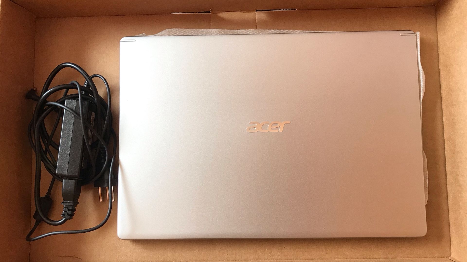 Acer Aspire 5, ainda na caixa: acabamento de alumínio é bem bonito (Foto: Guilherme Toscano)