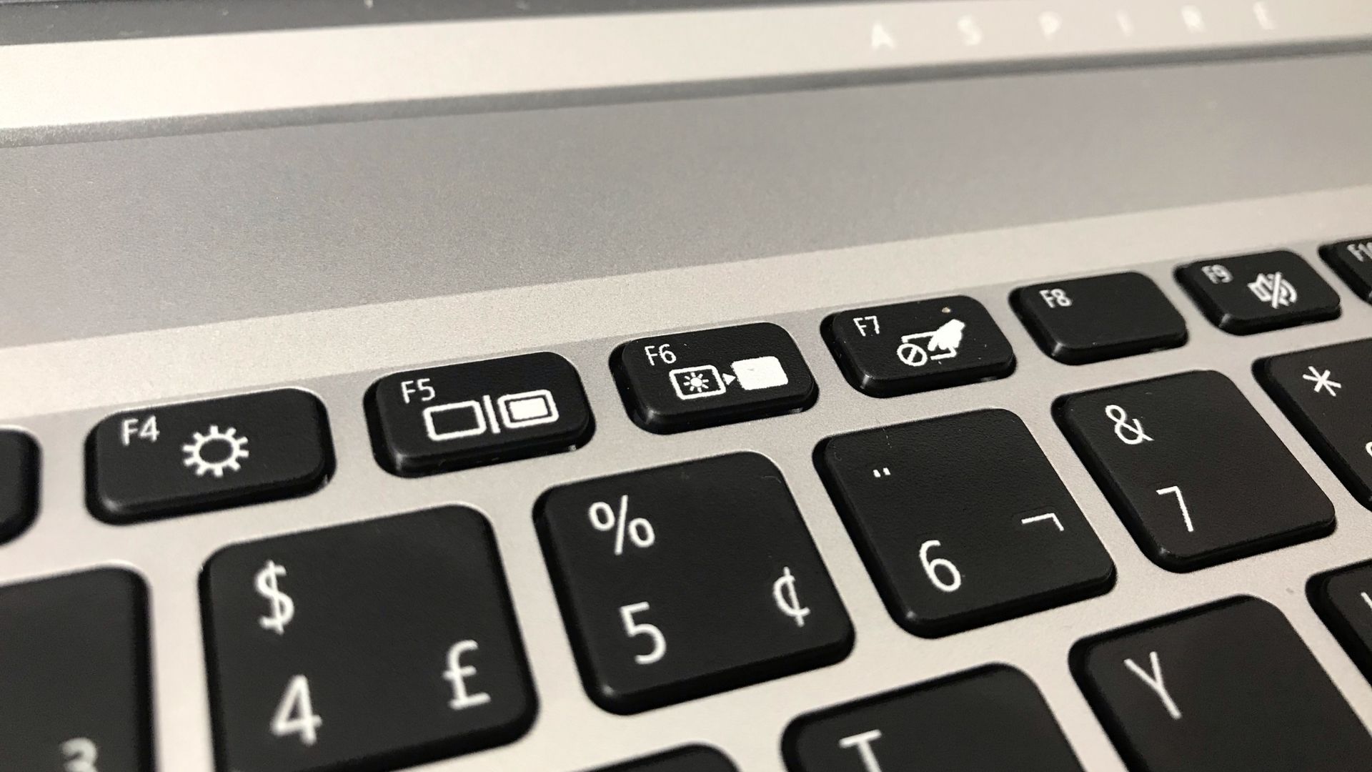 Os botões superiores do teclado do Acer Aspire 5 são quase todos de atalho para alguma função do computador, então é preciso apertar a tecla Fn, que fica no canto inferior esquerdo, para usar os comandos como F5 (Foto: Guilherme Toscano)