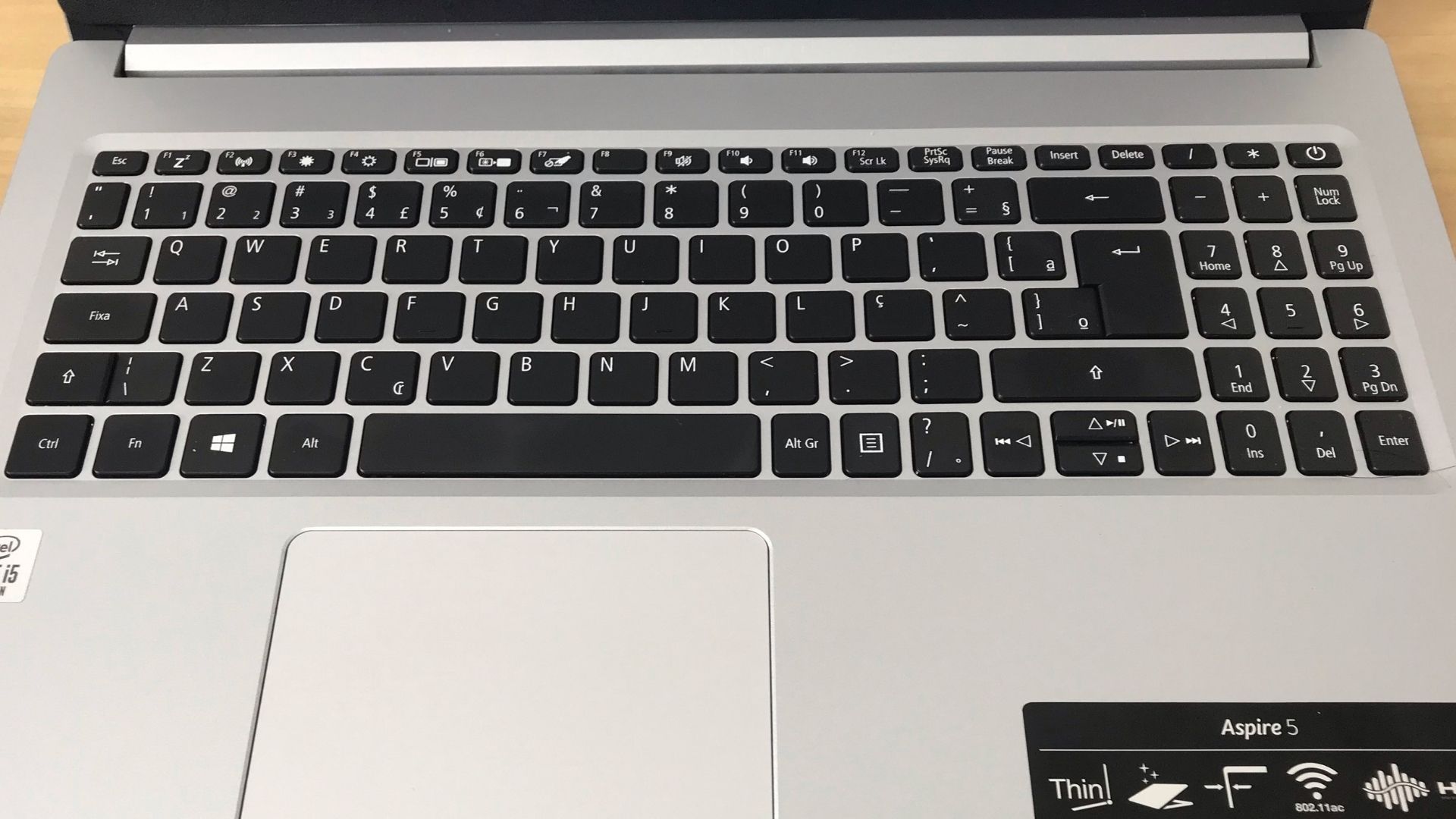 Este é o teclado do Acer Aspire 5, com seu trackpad logo abaixo (Foto: Guilherme Toscano)