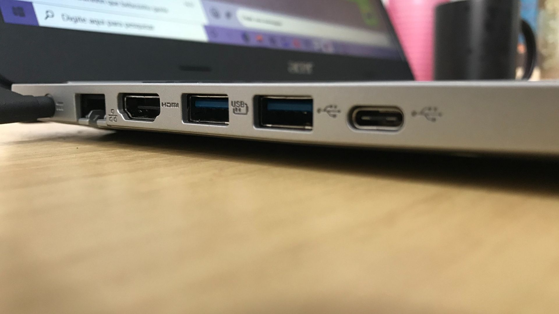 Na ordem da esquerda para a direita, as entradas do lado esquerdo do Acer Aspire 5: cabo de força, Ethernet, HDMI, duas USB 3.1 e uma USB tipo C (Foto: Guilherme Toscano)