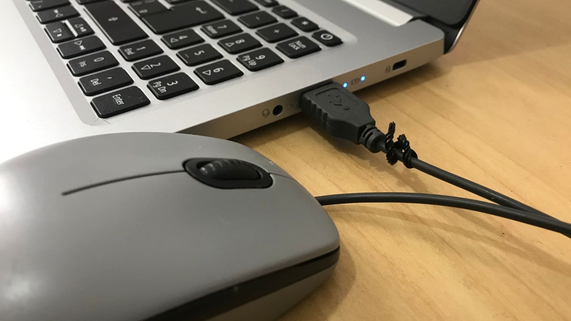 Conectei meu mouse à porta USB 2.0, que fica à direita do notebook, e ele funcionou muito bem (Foto: Guilherme Toscano)