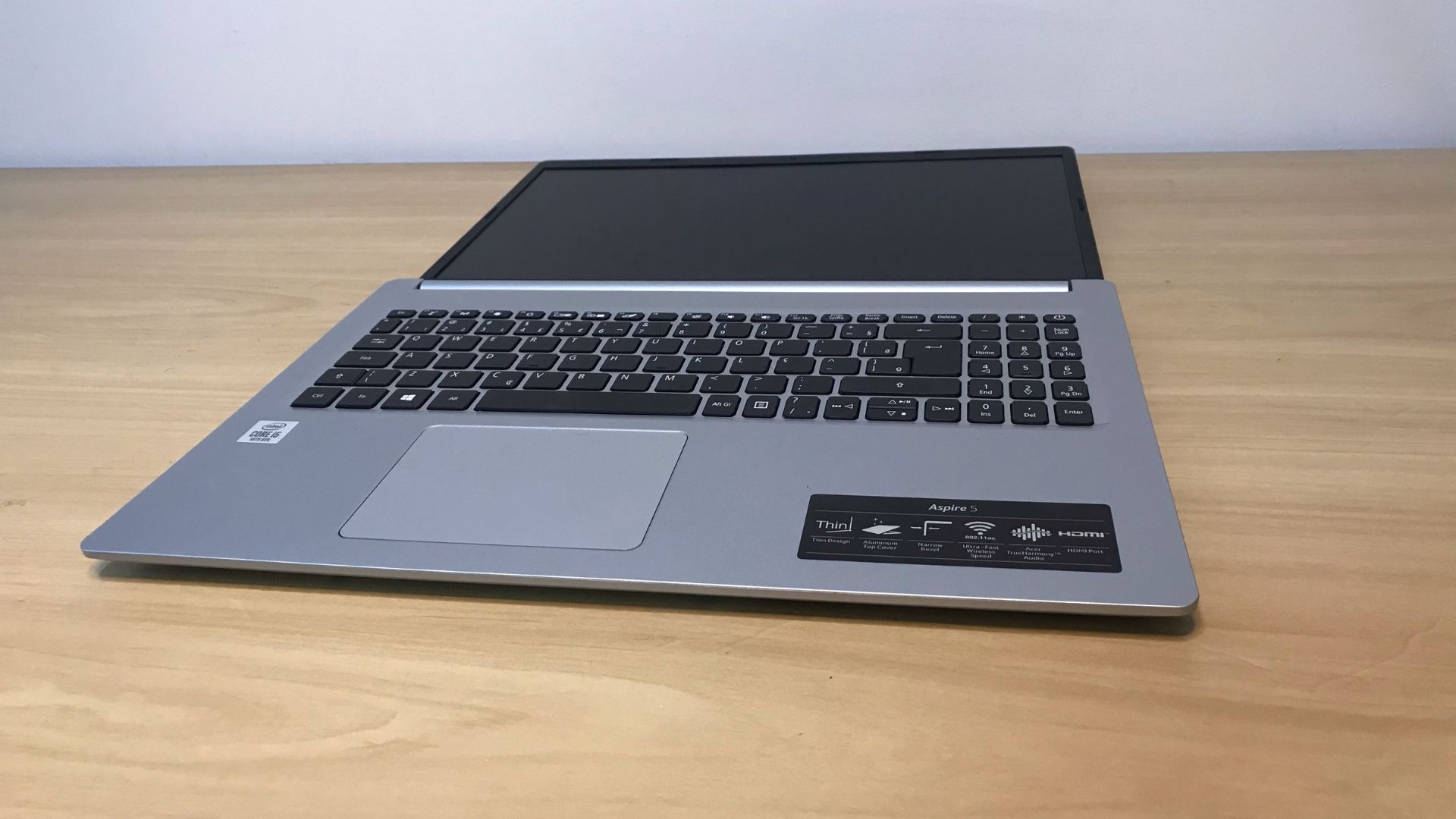 Acer Aspire 5 tem uma abertura bem grande sem precisar forçar as dobradiças (Foto: Guilherme Toscano)