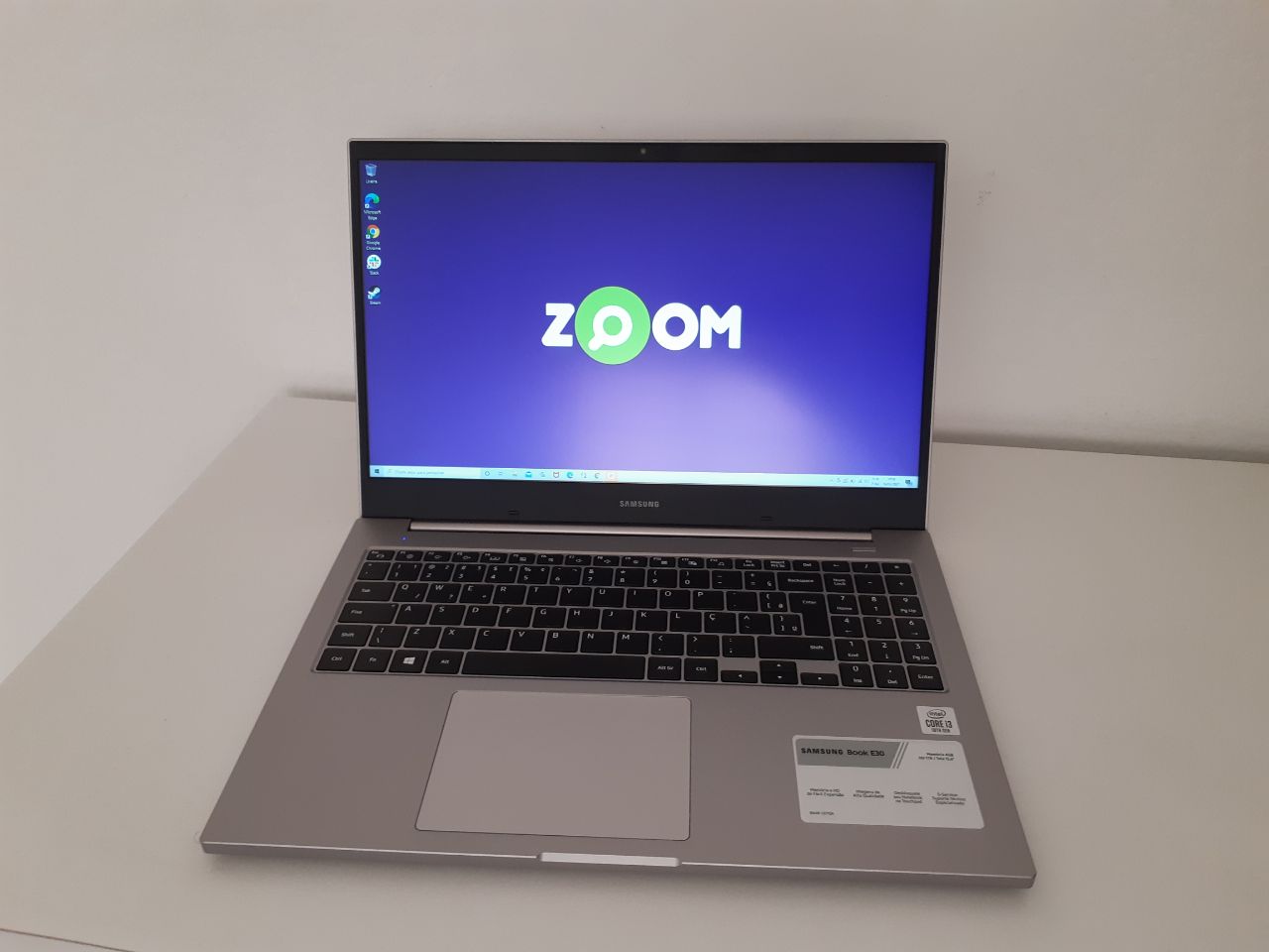 O Samsung Book E30 possui uma tela Full HD de 15 polegadas, perfeita tanto para trabalhar quanto descansar assistindo a um filme ou série (Foto: Filipe Salles)