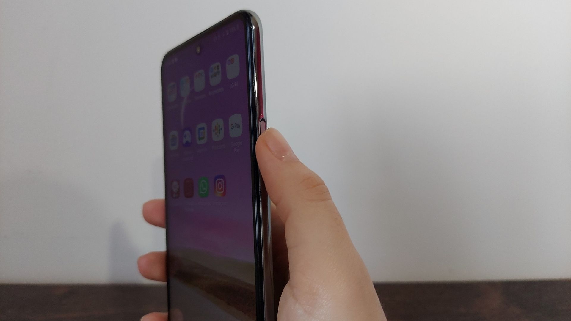 LG K52: leitor de digitais fica na lateral (Foto: Aline Batista/Zoom)
