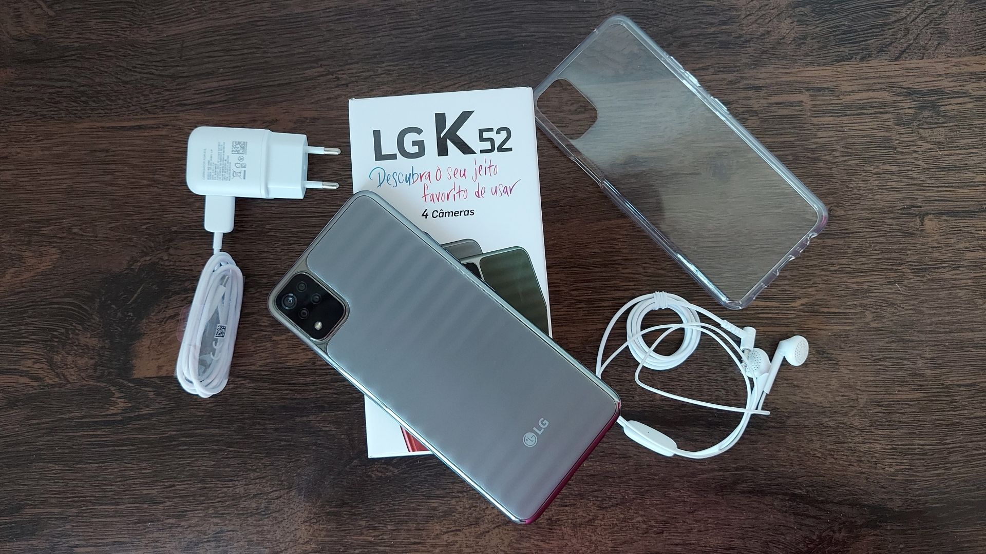LG K52 e acessórios na caixa (Foto: Aline Batista/Zoom)