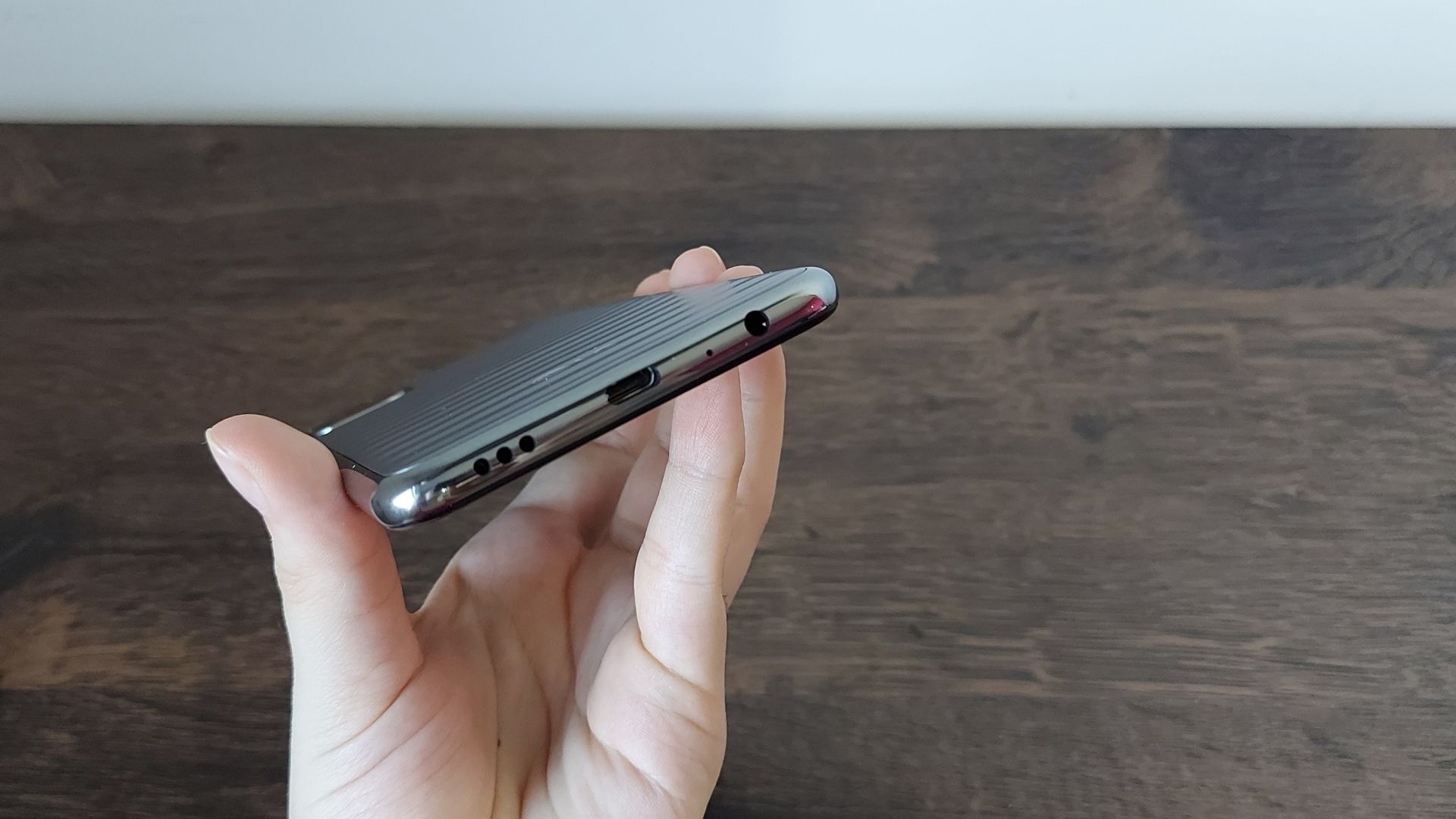 LG K52 tem porta USB-C e entrada para fone (Foto: Aline Batista/Zoom)