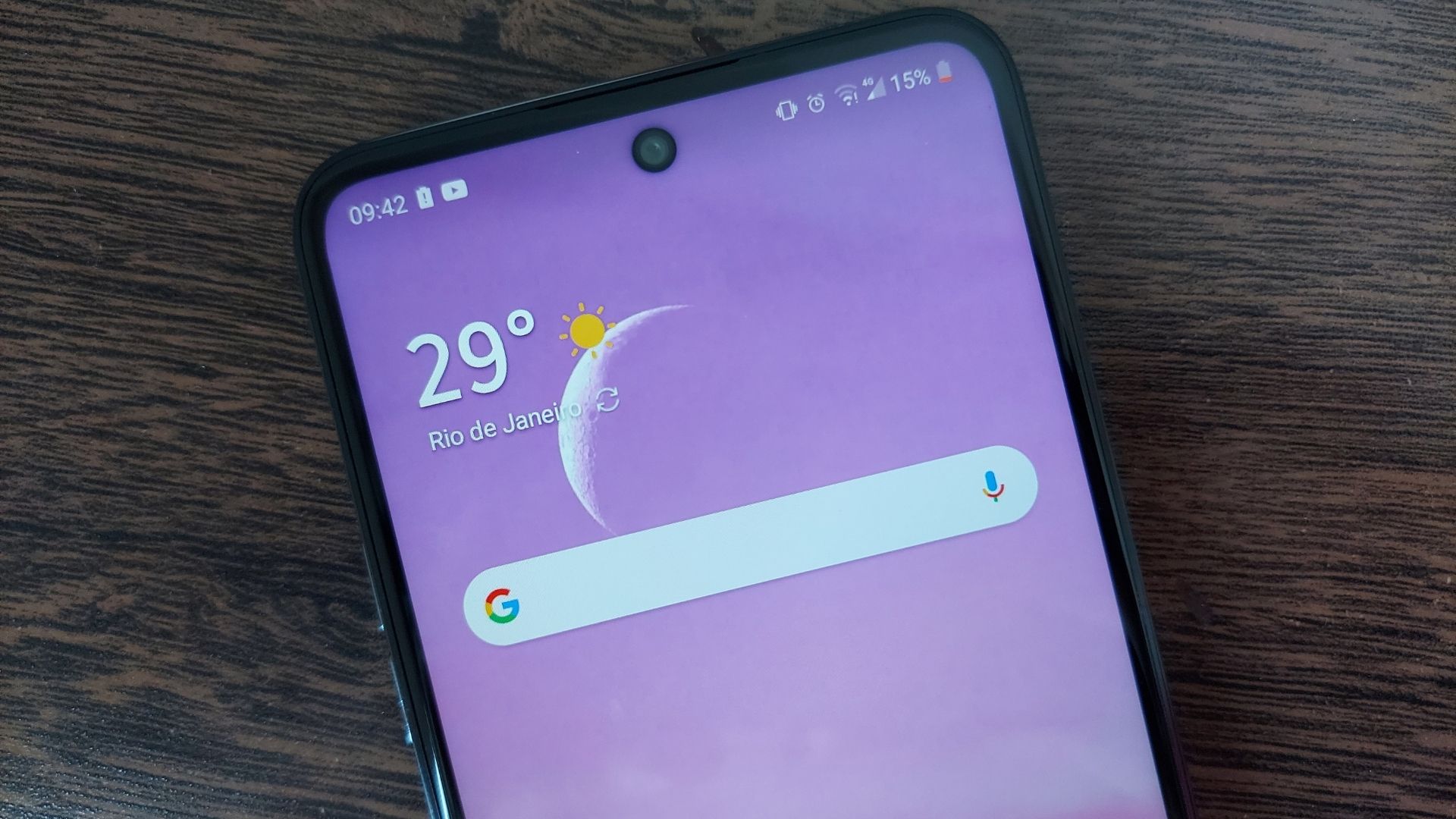 LG K52 tem furo na tela para abrigar câmera frontal (Foto: Aline Batista/Zoom)