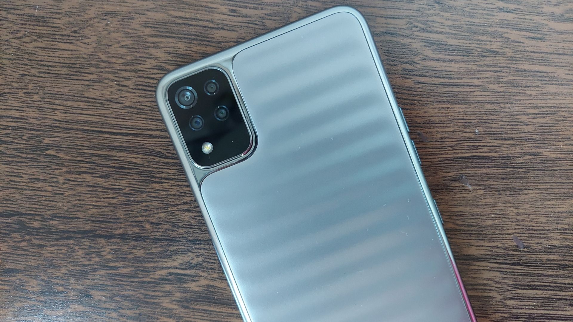 LG K52: celular tem conjunto de câmeras quádruplas (Foto: Aline Batista/Zoom)