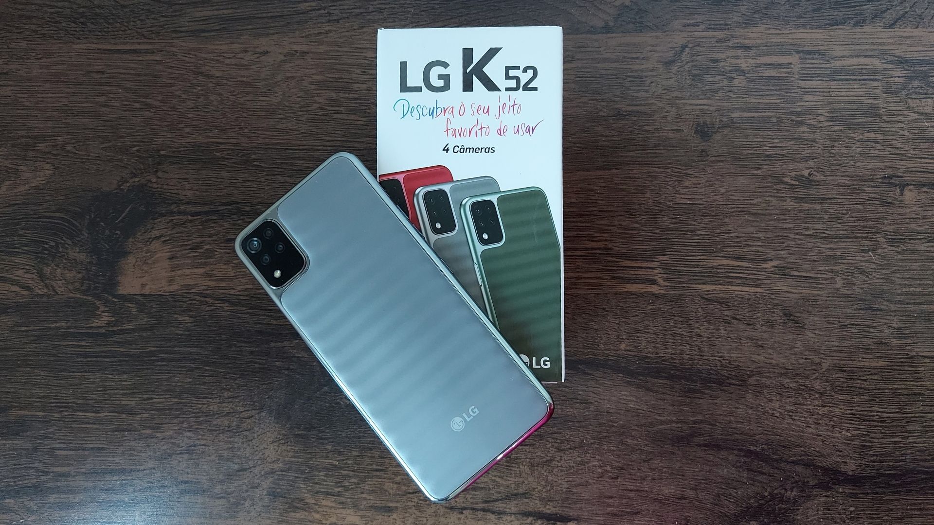 LG K52: celular tem traseira texturizada (Foto: Aline Batista/Zoom)
