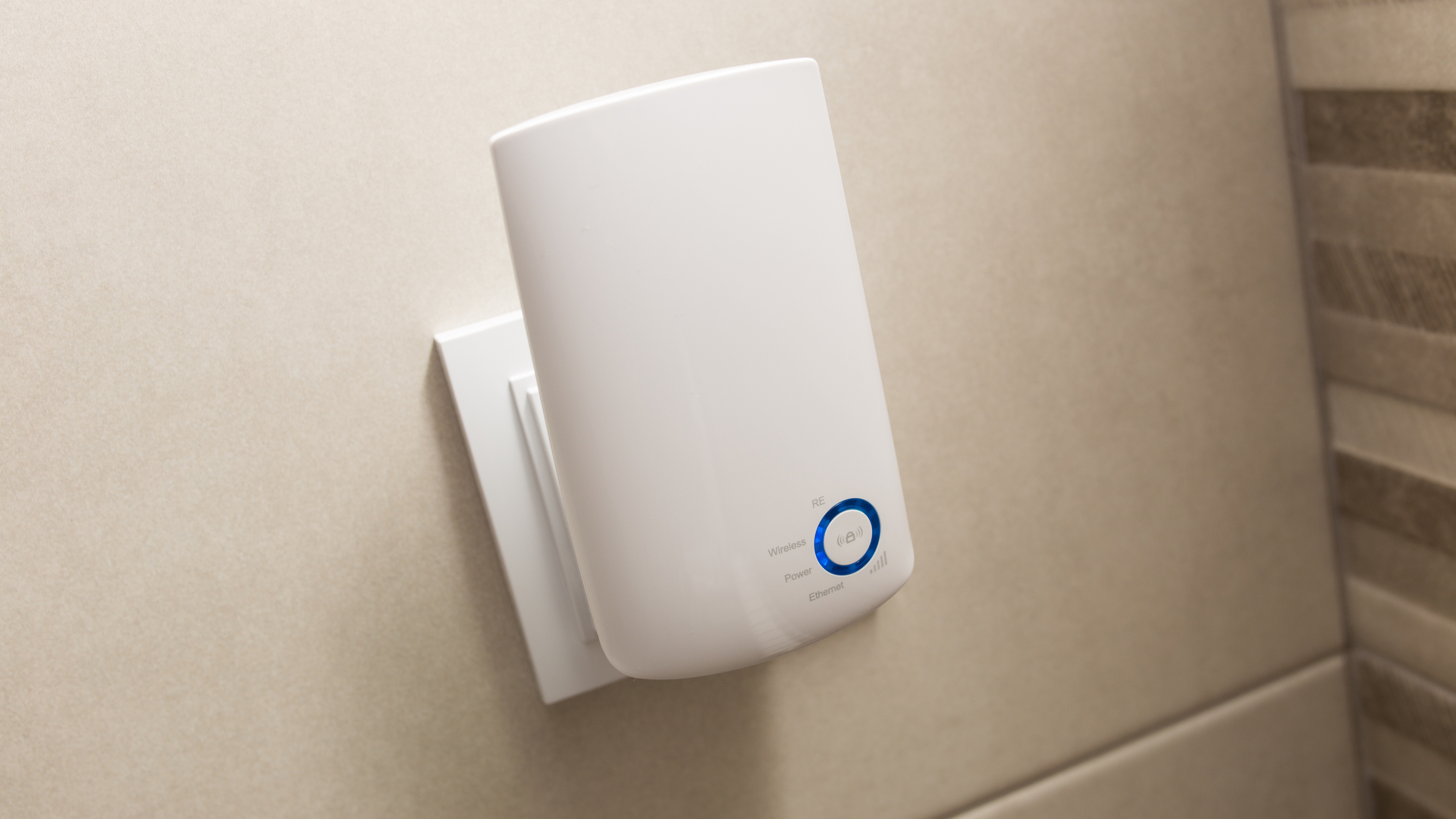 Repetidor de sinal de Wi-Fi branco conectado à parede bege