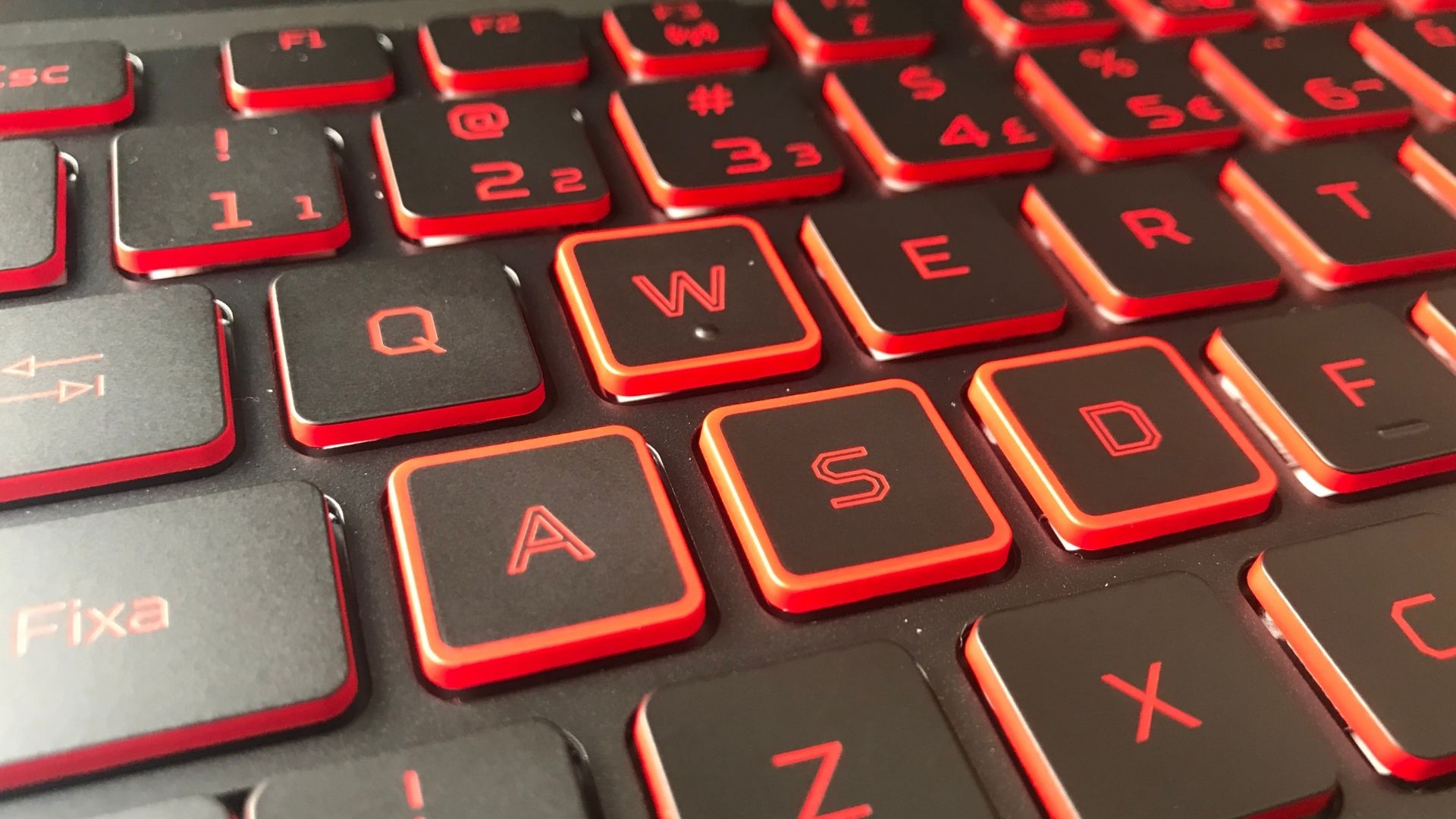 As teclas A, S, W e D têm detalhes reforçados em vermelho, já que são muito importantes para gamers (Foto: Guilherme Toscano)