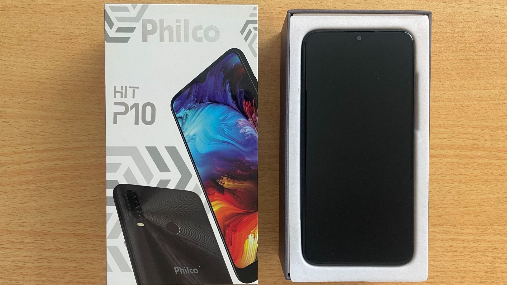 Philco Hit P10 vem com carregador de 10W na caixa, fone de ouvido, capinha e película (Foto: Gabriel Fricke / Zoom)