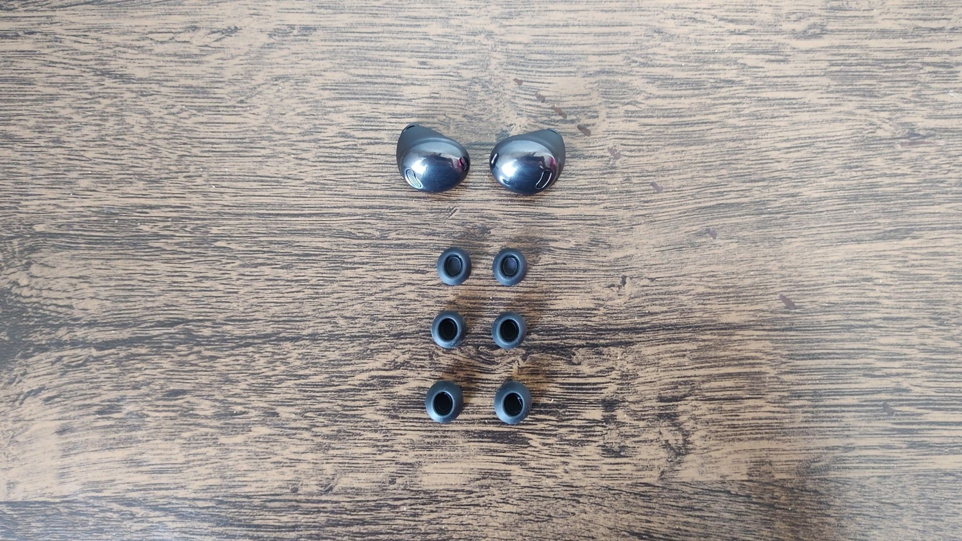 Galaxy Buds Pro vem com ponteiras em três tamanhos (Foto: Aline Batista/Zoom)