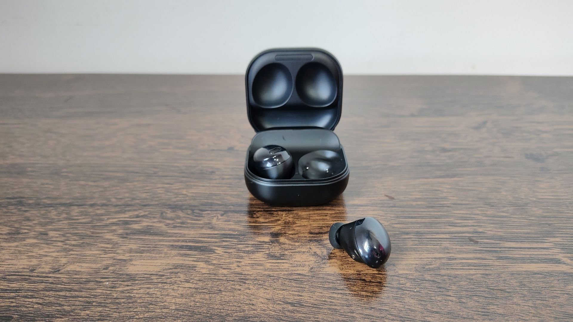 Case carregadora do Galaxy Buds Pro oferece algumas horas a mais de bateria (Foto: Aline Batista/Zoom)