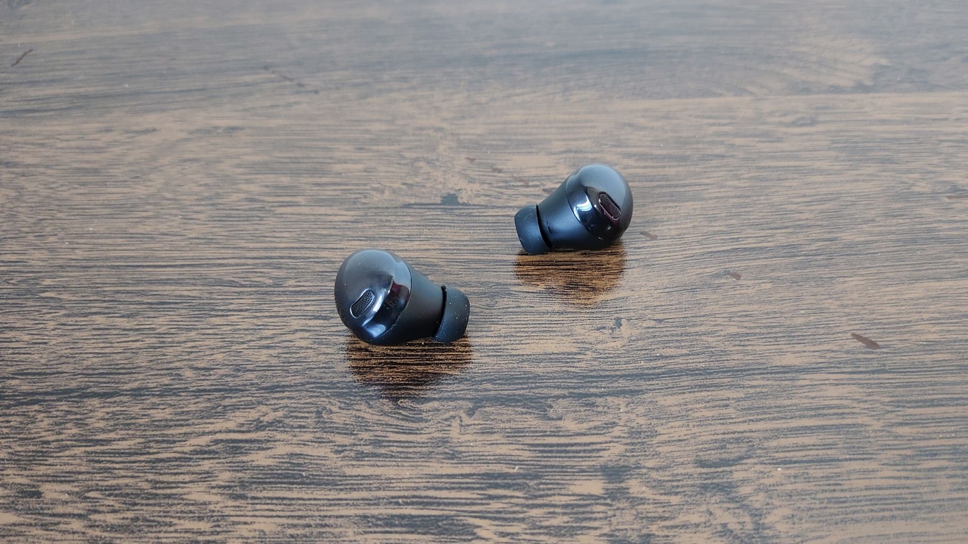 Galaxy Buds Pro conta com três microfones (Foto: Aline Batista/Zoom)
