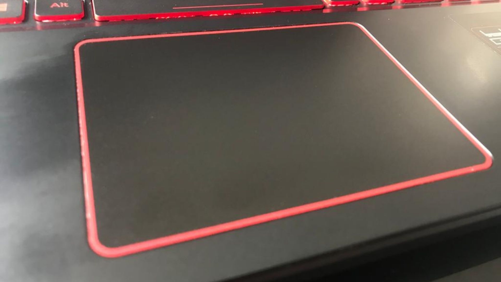 O trackpad do Acer Aspire Nitro 5 é bonito, mas deixa a desejar na experiência para o usuário (Foto: Guilherme Toscano)