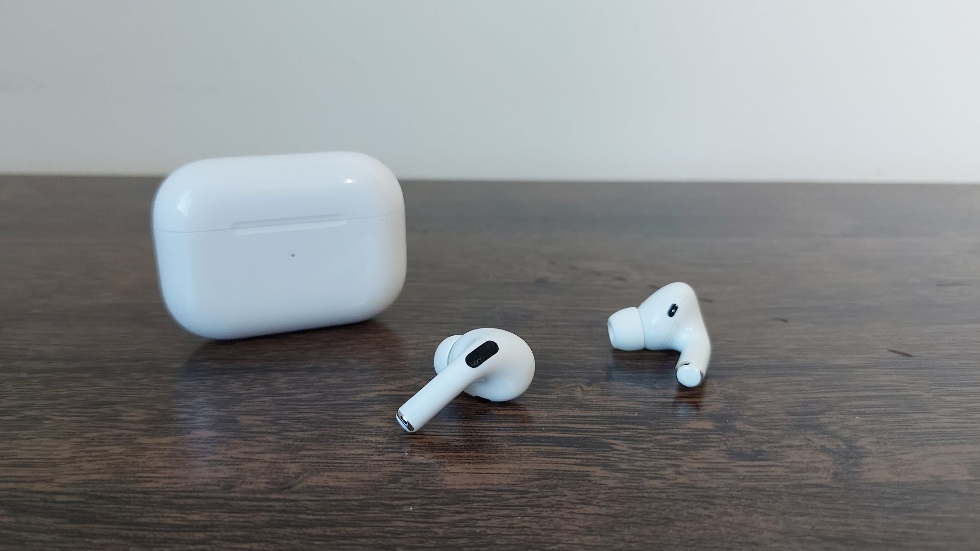 Estojo do AirPods Pro é compatível com carregamento sem fio (Foto: Aline Batista/Zoom)