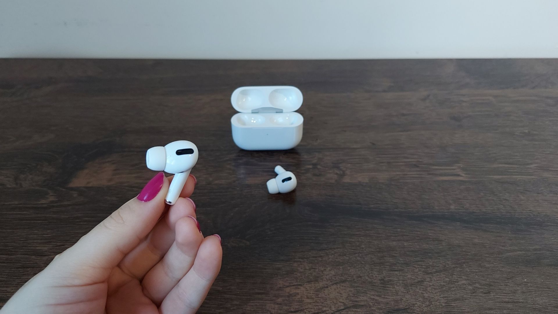Detalhe do design do AirPods Pro (Foto: Aline Batista/Zoom)