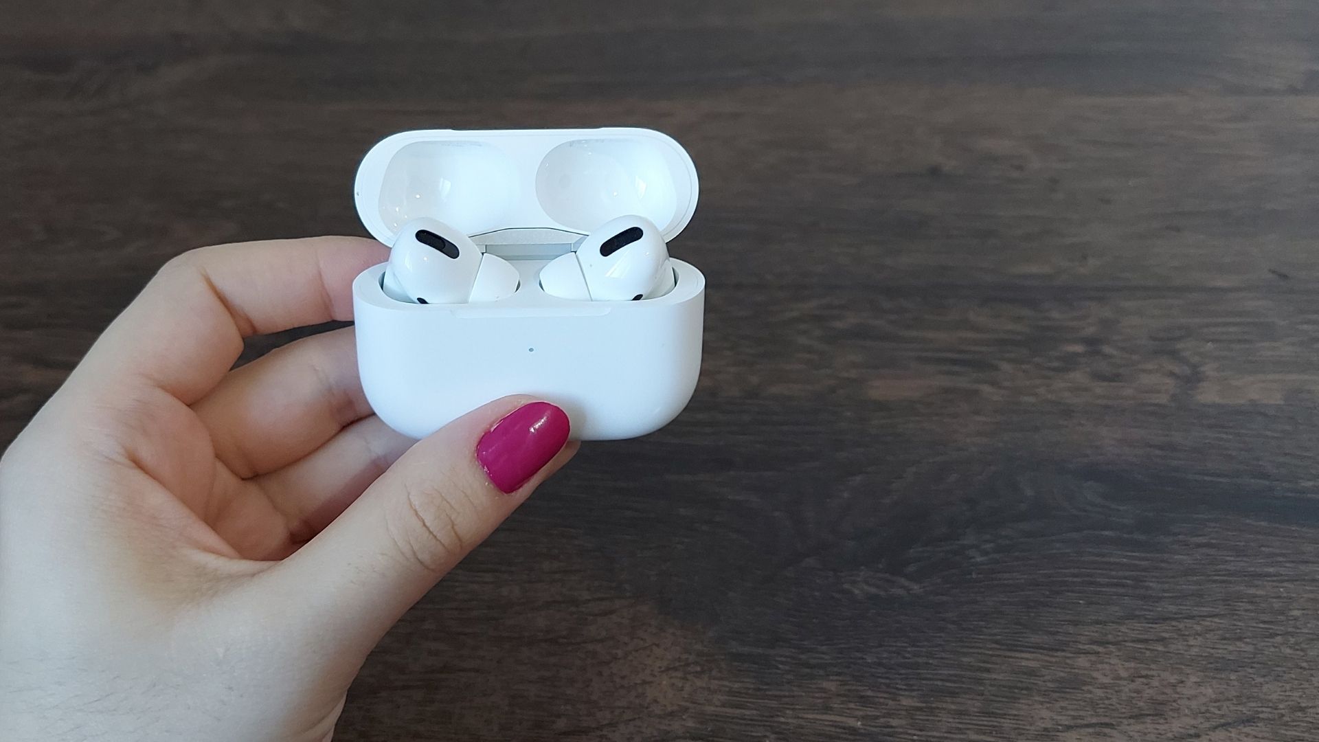AirPods Pro vem com estojo carregador (Foto: Aline Batista/Zoom)