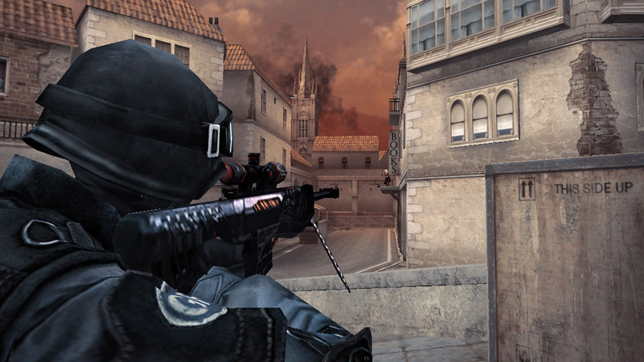 Militar encapuzado portando um rifle sniper em meio a uma cidade com diversas casas acinzentadas