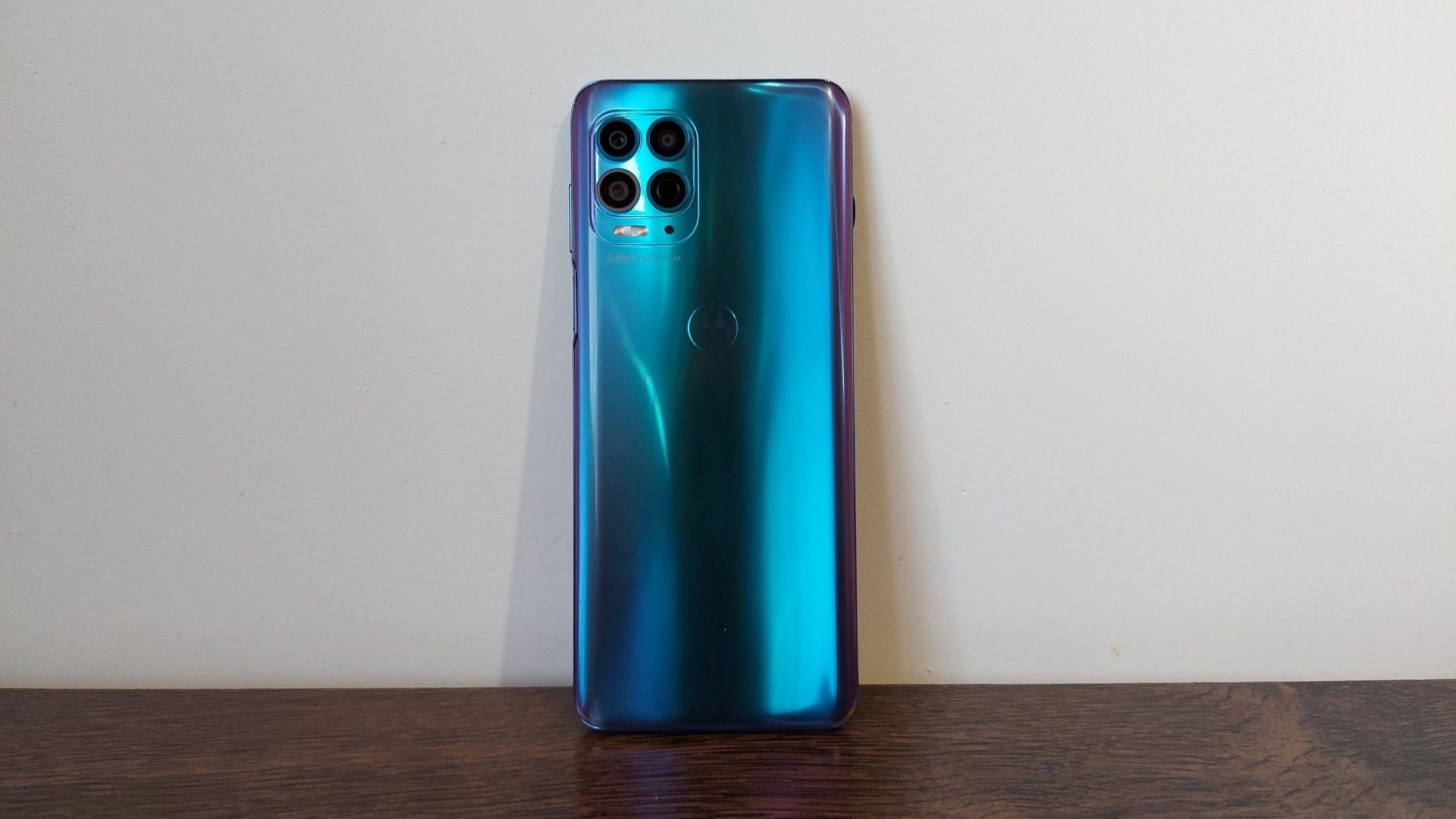 Parte traseira do Moto G100 em cima de uma mesa de madeira