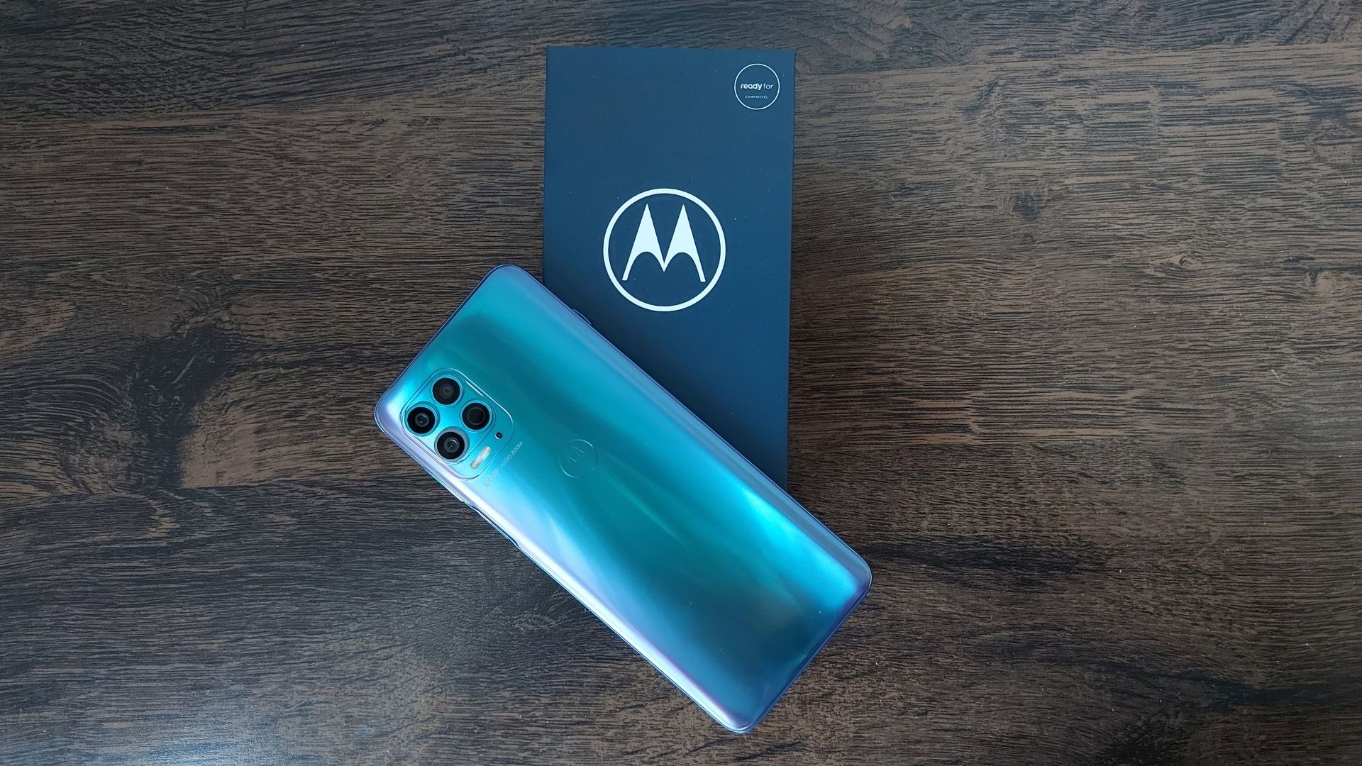 Moto G100 em cima da caixa