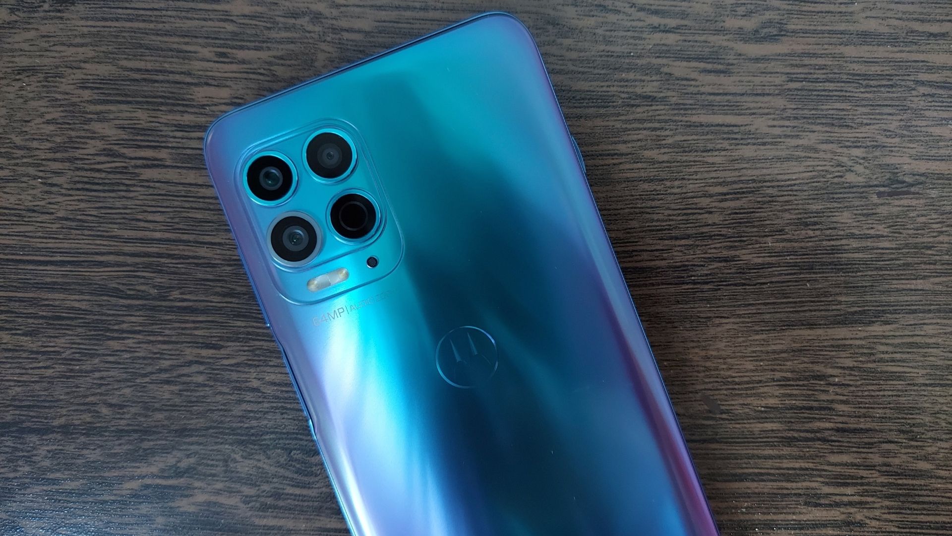 Parte traseira do Moto G100 com foco no conjunto fotográfico