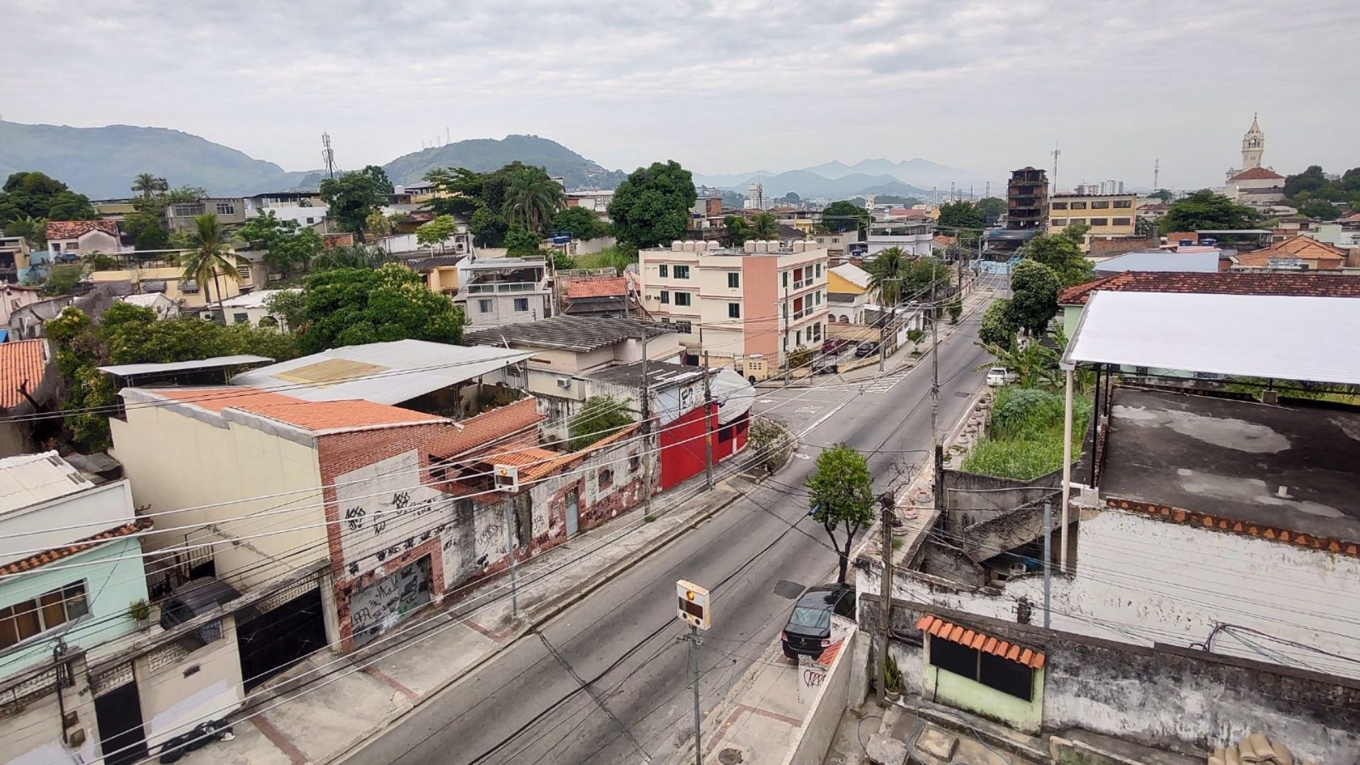 Foto de paisagem tirada de dia e com câmera ultra-wide