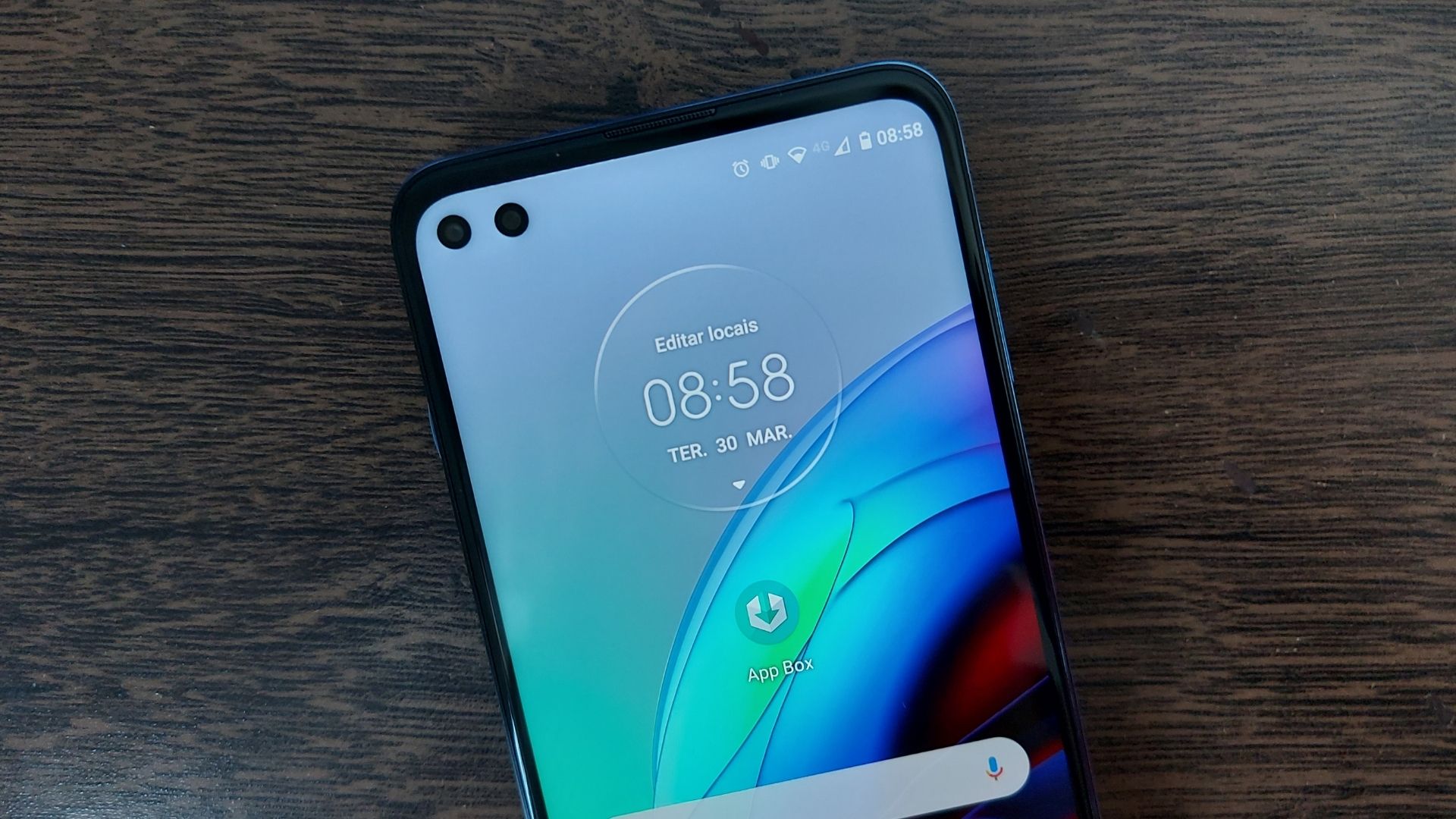 Imagem mostra parte frontal do Moto G100 com foco no conjunto duplo de câmeras traseiras
