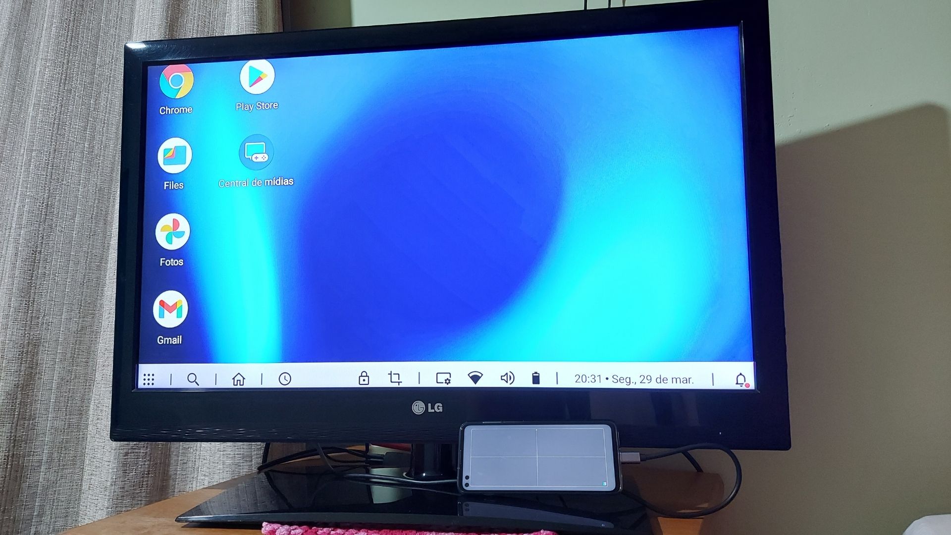 Imagem do Moto G100 na frente de um monitor utilizando o recurso Ready For
