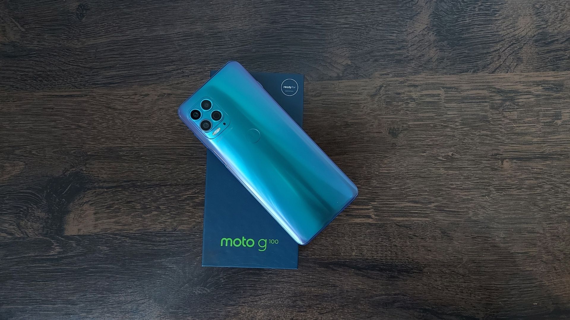 Imagem de Moto G100 em cima de sua caixa