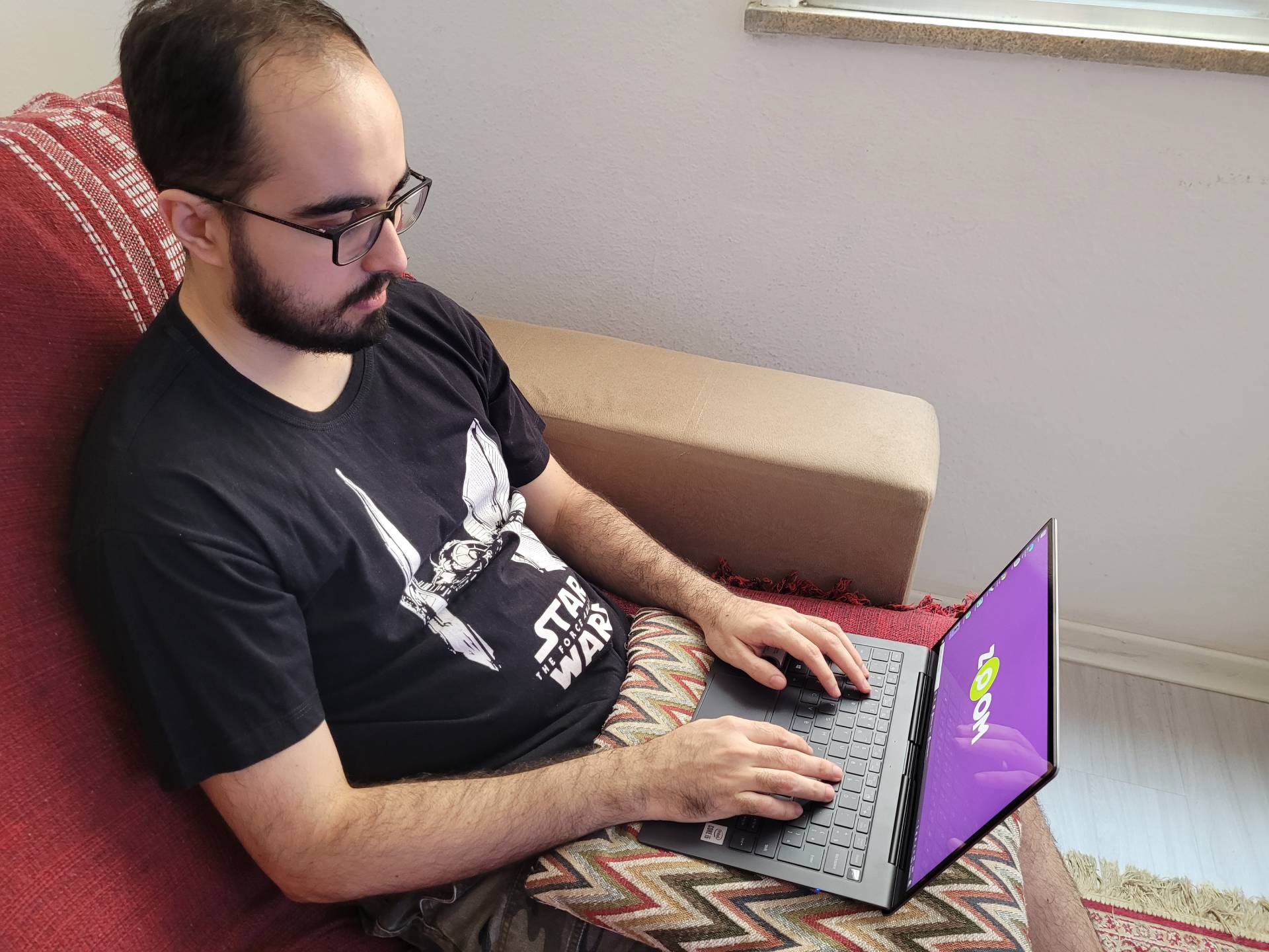 O que torna o Samsung Galaxy Book S um notebook diferente é que é mais confortável trabalhar com ele no sofá do que em uma mesa de trabalho (Foto: Filipe Salles)