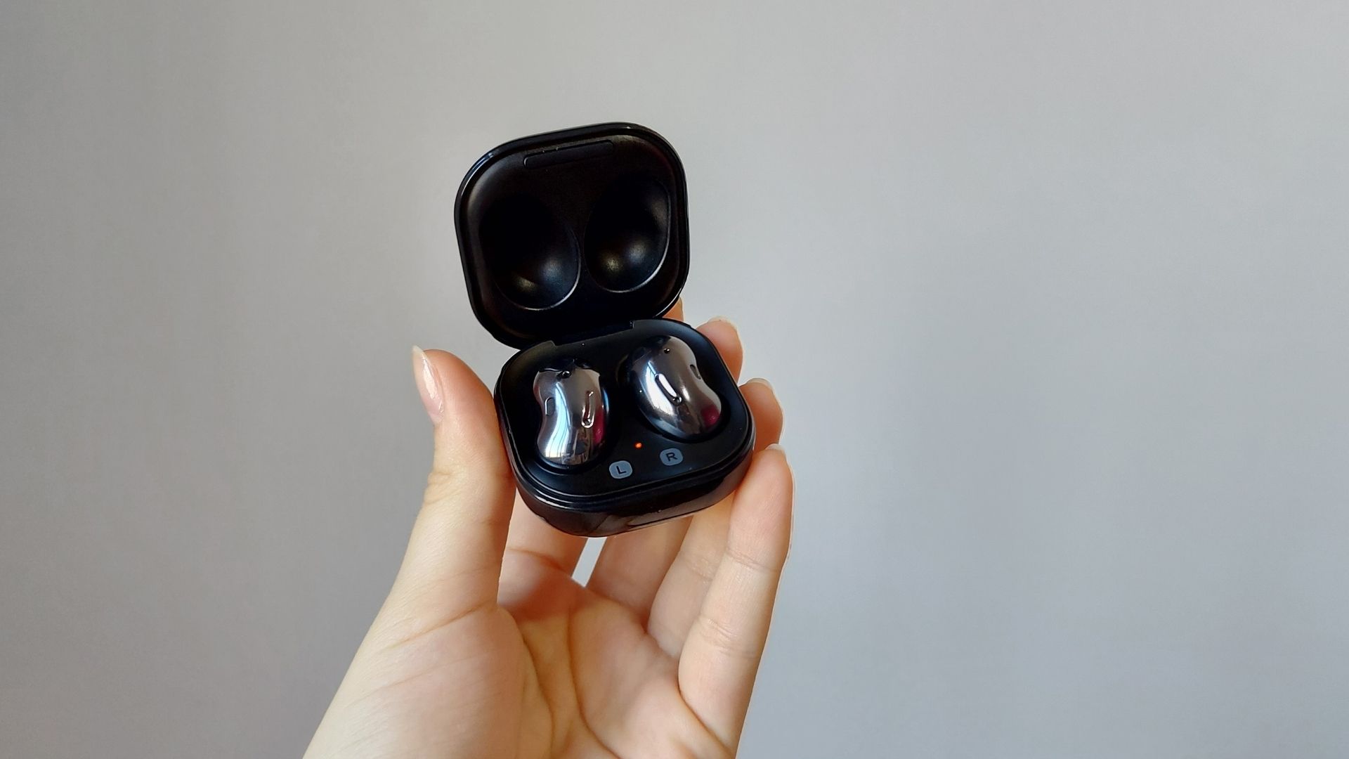 Galaxy Buds Live chama atenção pelo design diferente (Foto: Aline Batista/Zoom)