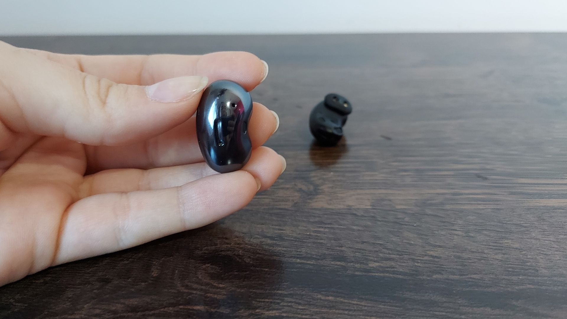Galaxy Buds Live teve design comparado a um caroço de feijão (Foto: Aline Batista/Zoom)