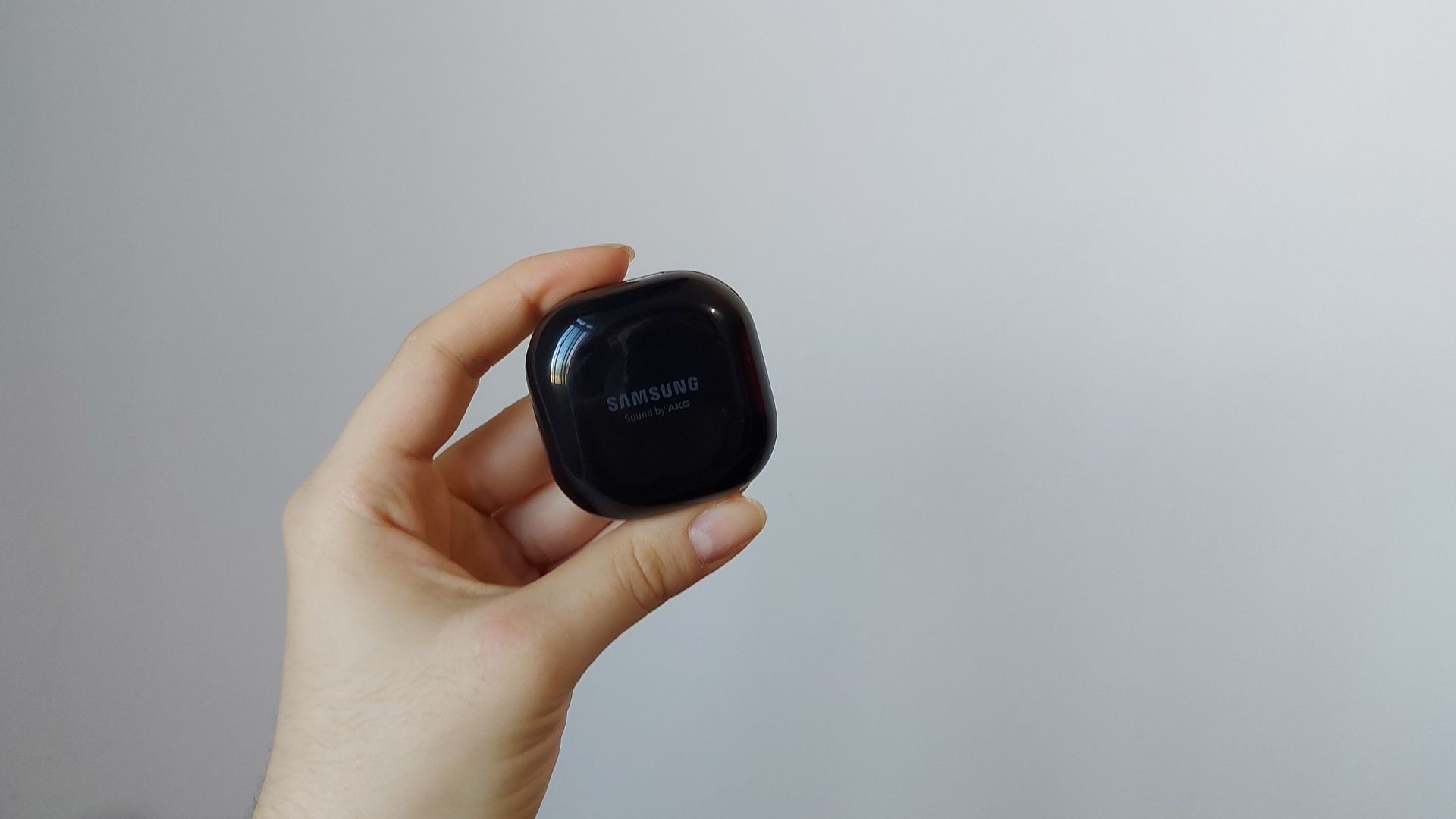 Estojo carregador fornece até 21 horas de bateria para Galaxy Buds Live (Foto: Aline Batista/Zoom)
