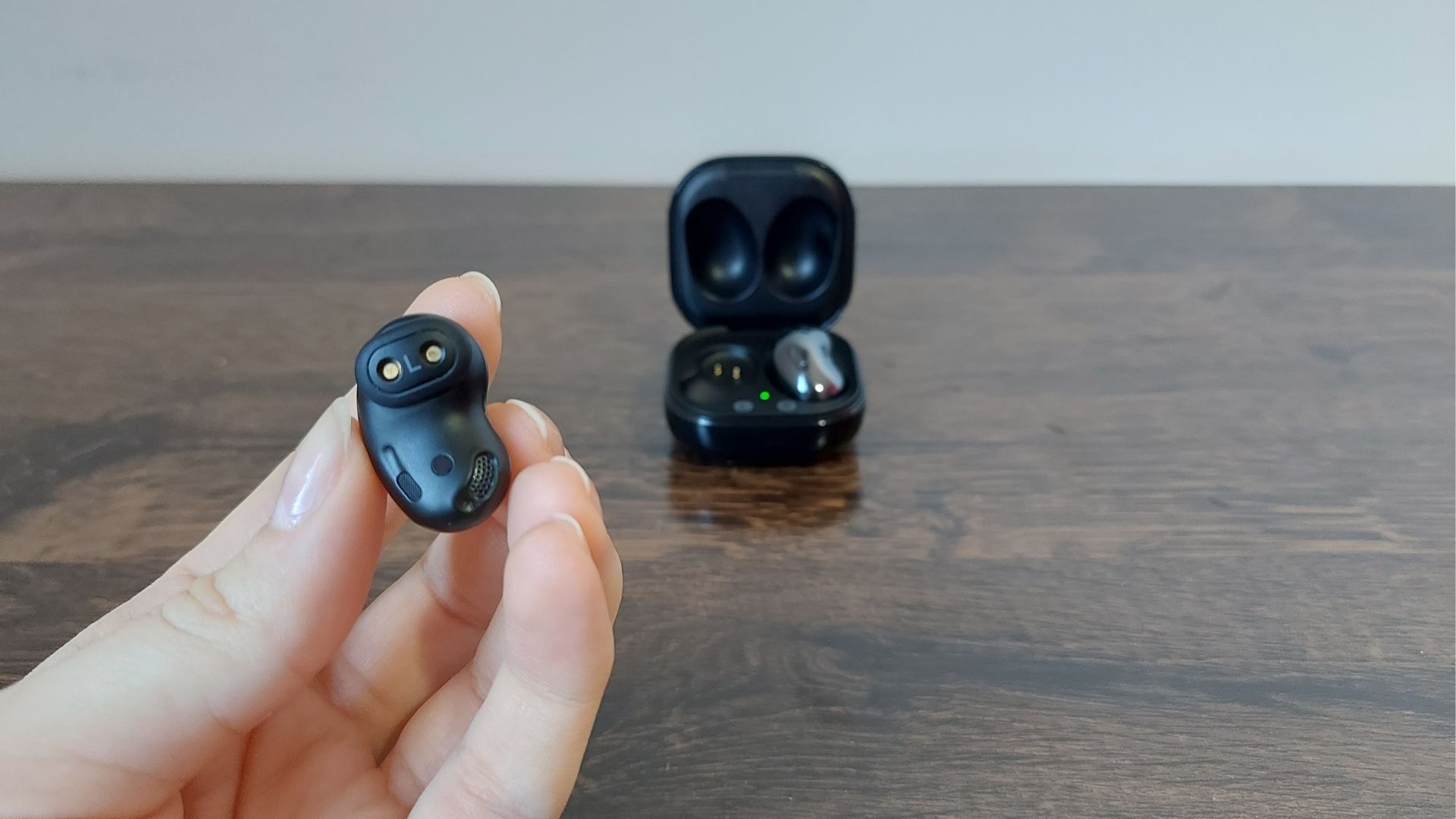 Design do Galaxy Buds Live é interessante para quem não gosta de fone intra-auricular (Foto: Aline Batista/Zoom)