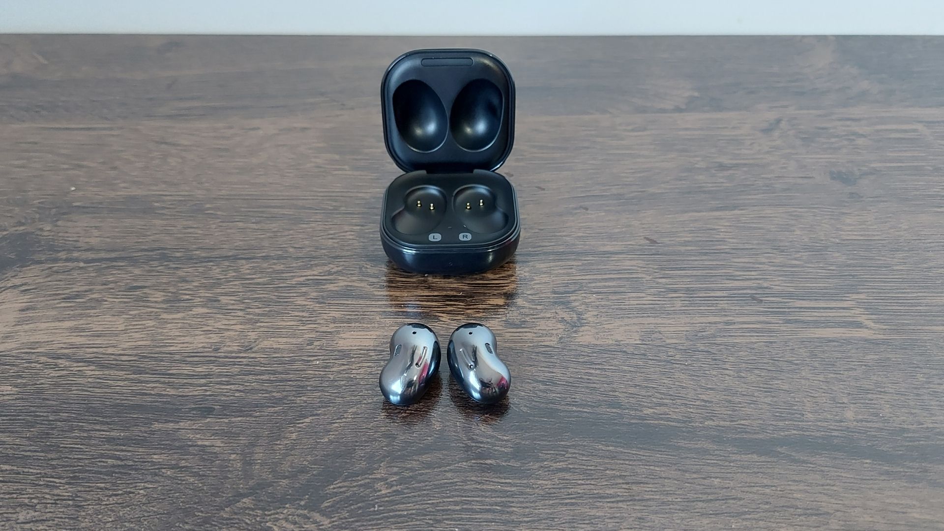 Pareamento do Galaxy Buds Live com celular é bem simples, basta tirar da caixa (Foto: Aline Batista/Zoom)