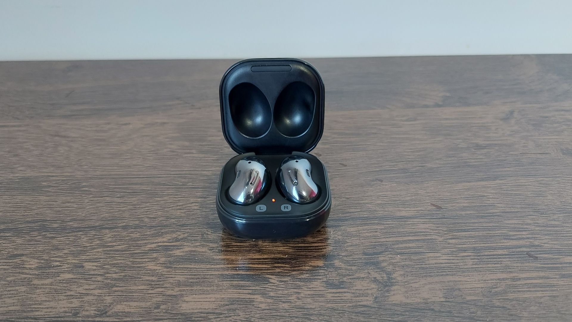 Galaxy Buds Live está disponível nas cores preto, branco e bronze (Foto: Aline Batista/Zoom)