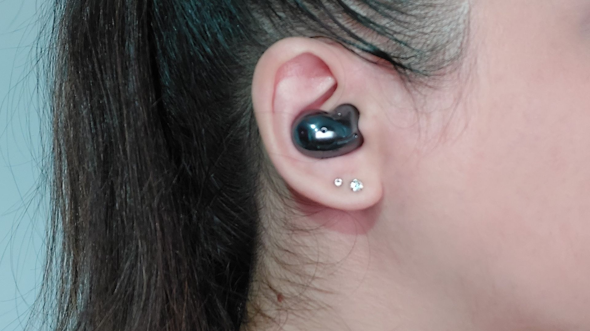 Galaxy Buds Live encaixa bem na orelha (Foto: Aline Batista/Zoom)