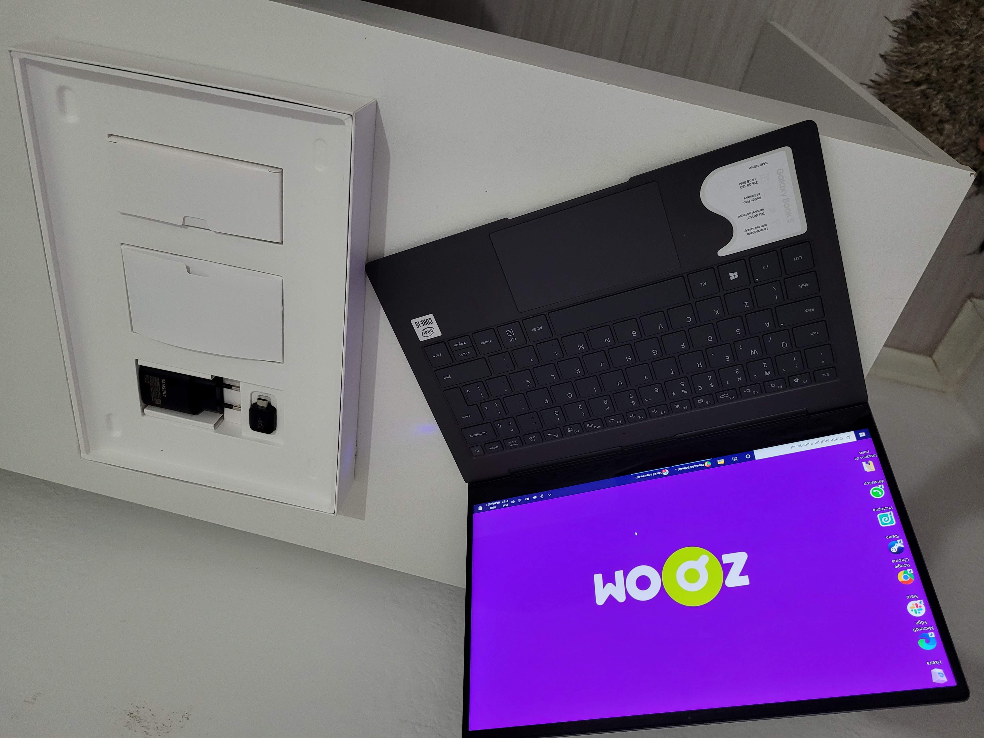 O notebook vem com carregador, cabo USB-C e adaptador de USB-C para USB-A (Foto: Filipe Salles)