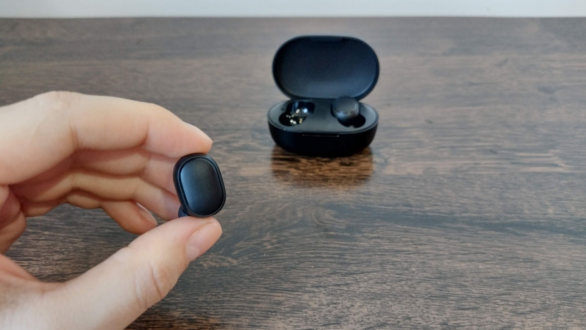 Detalhe do botão do Redmi AirDots 2 (Foto: Aline Batista/Zoom)
