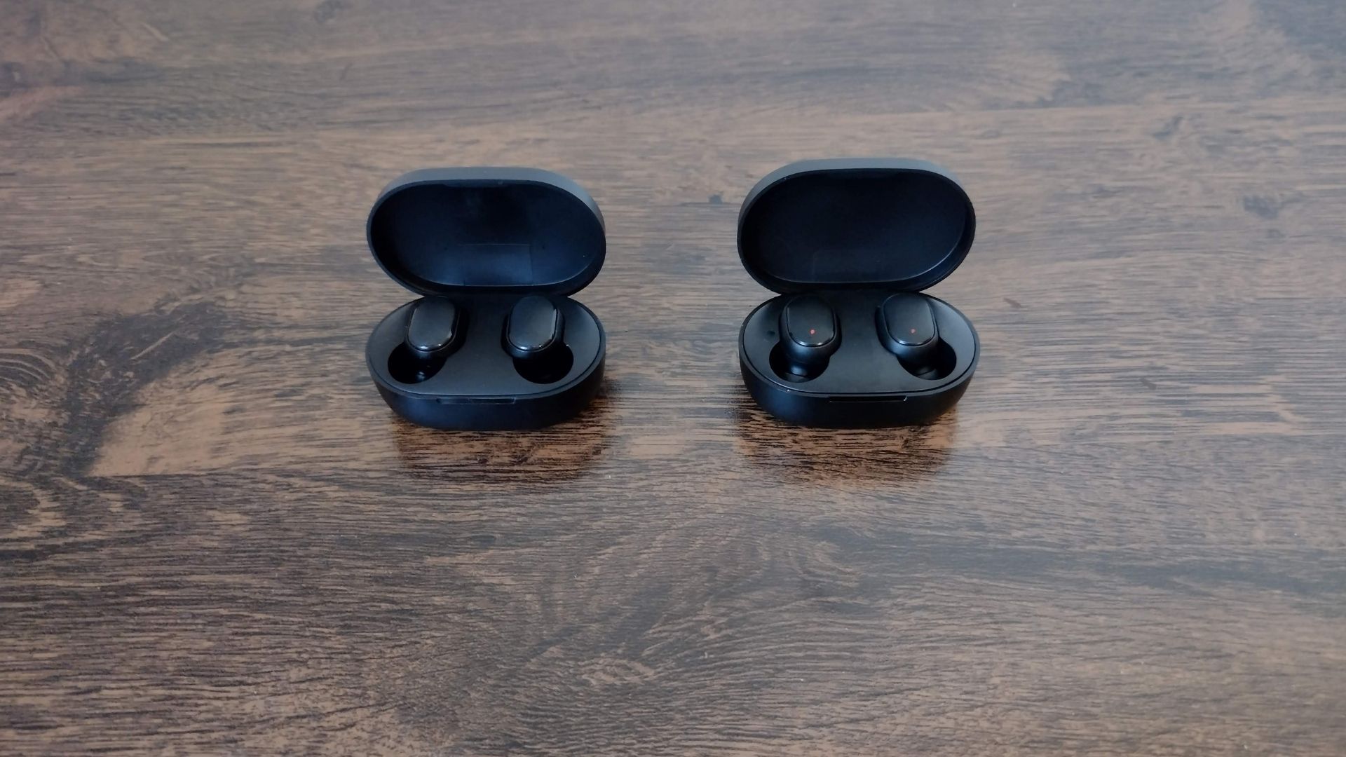 Redmi AirDots (à esquerda) e AirDots 2 (à direita) são praticamente iguais (Foto: Aline Batista/Zoom)