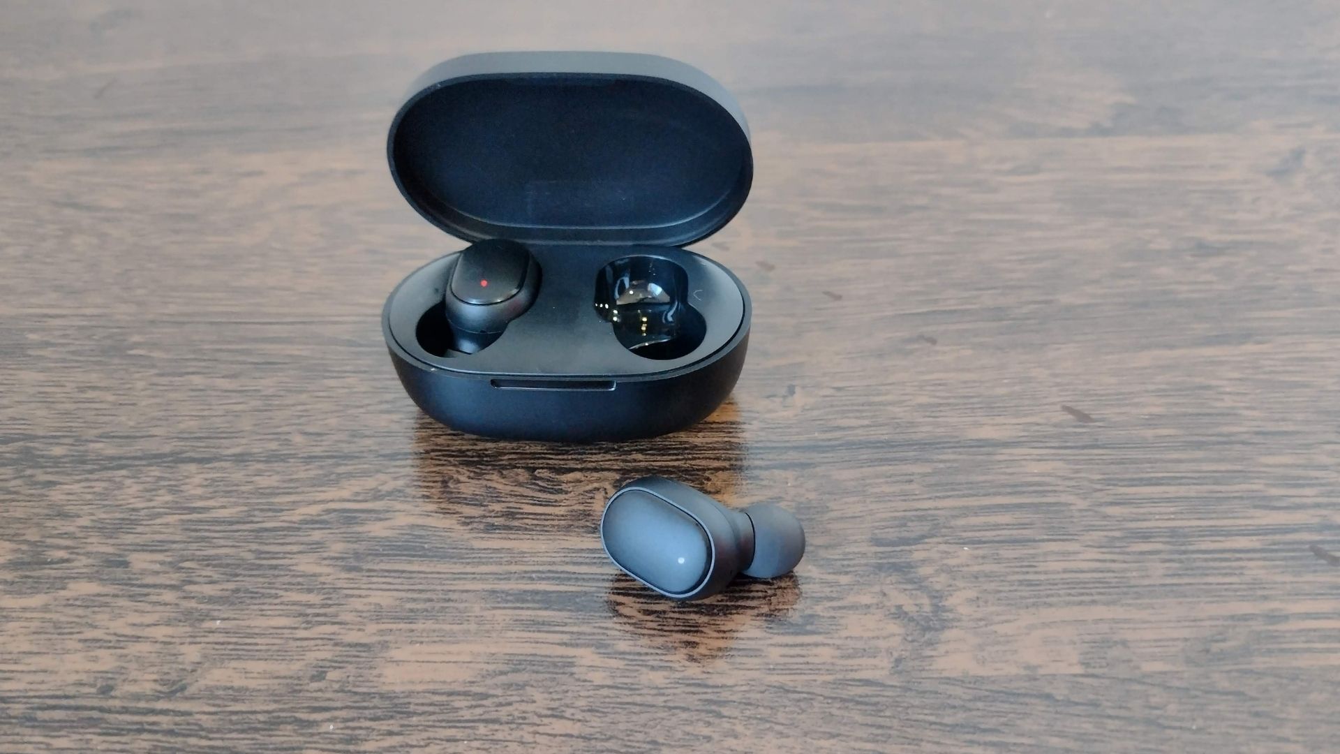 Redmi AirDots 2 deixa a desejar nos graves (Foto: Aline Batista/Zoom)