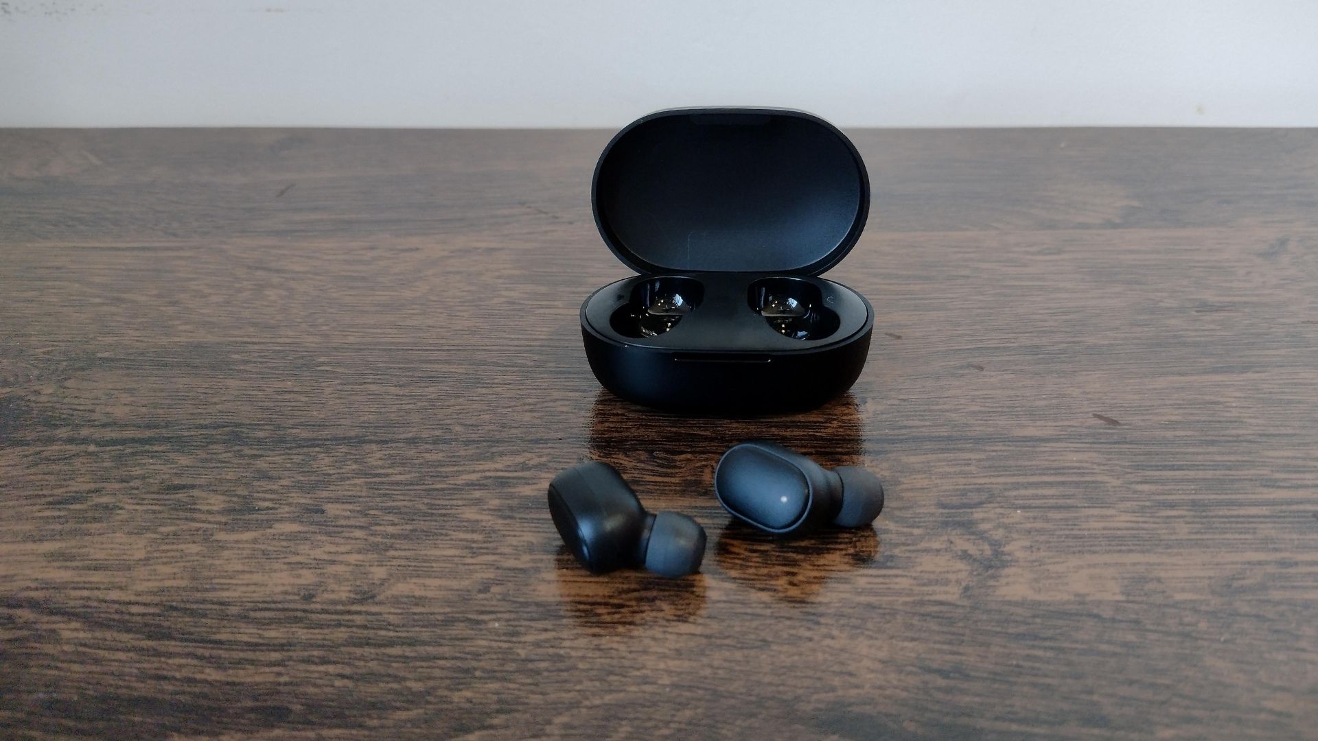 Redmi AirDots 2 tem poucas novidades em relação às versões anteriores (Foto: Aline Batista/Zoom)