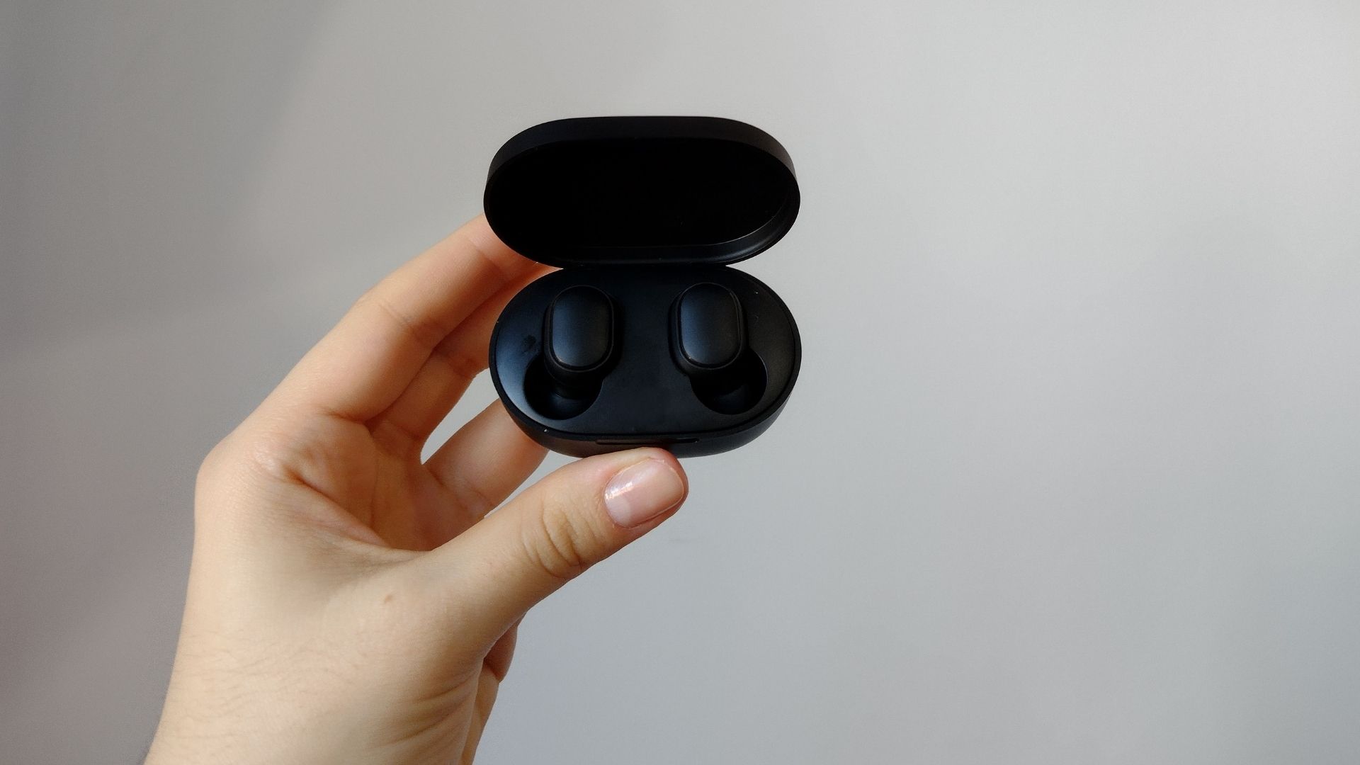 Case do Redmi AirDots 2 garante mais 3 cargas ao fone (Foto: Aline Batista/Zoom)