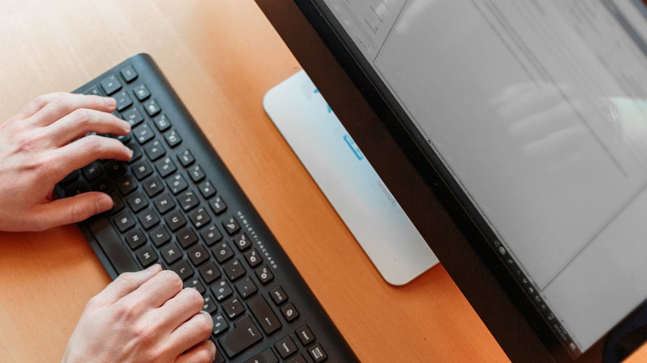 Aprender como desativar Windows Update pode ser necessário para não ter atualizações automáticas que atrapalham o ritmo de trabalho (Reprodução: Oleg Magni da Pexels)