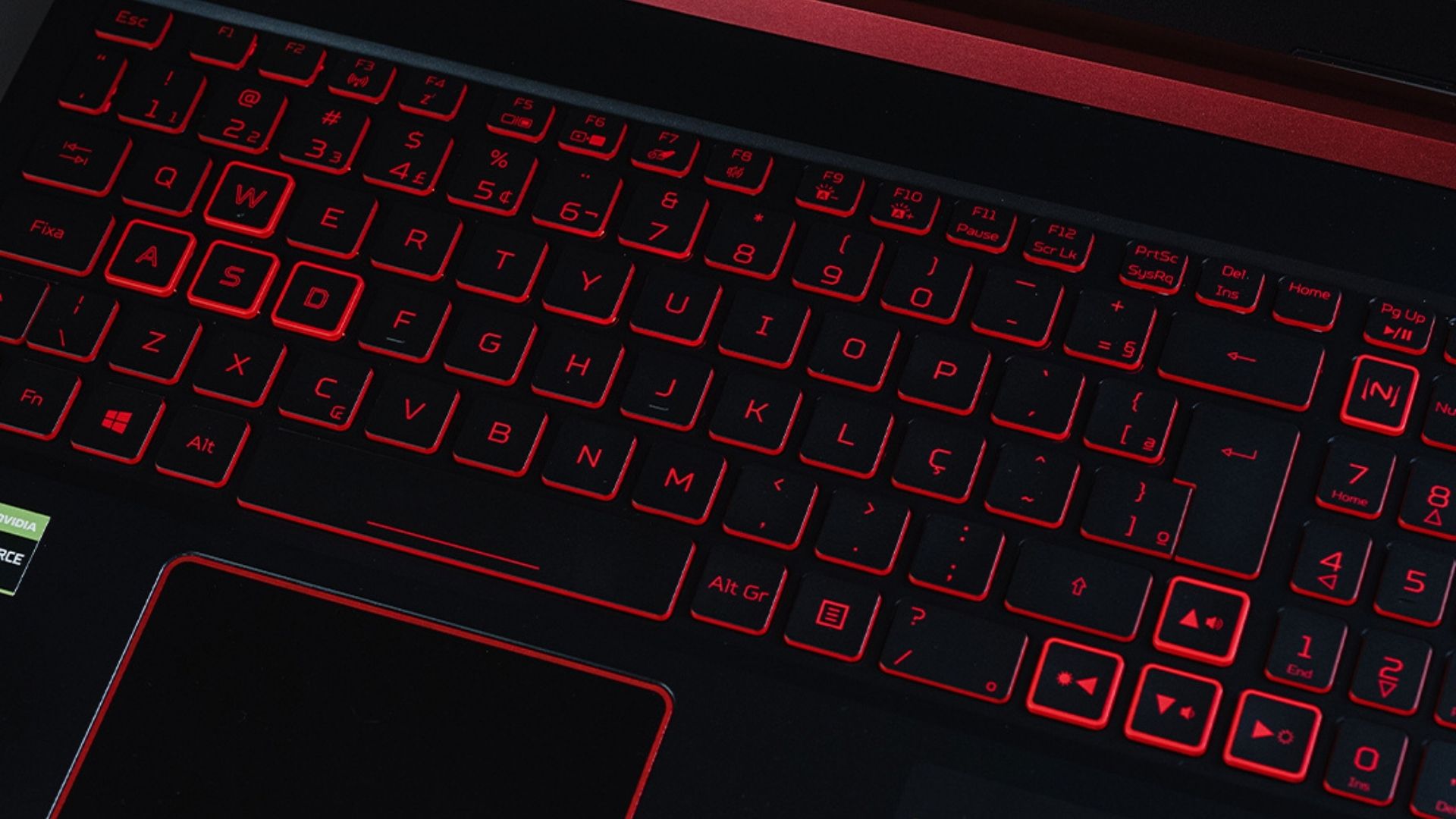O teclado retroiluminado do Acer Aspire Nitro 5 é bonito e confortável (Foto: Zoom)