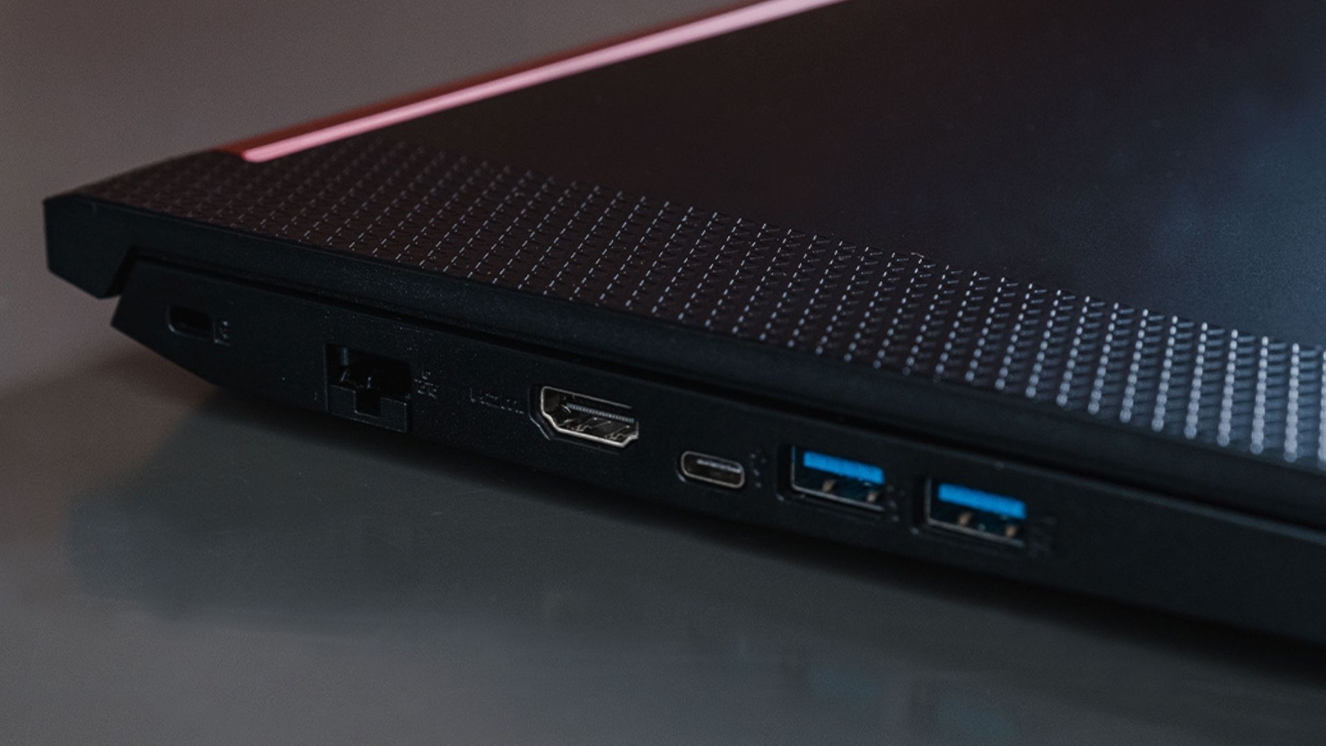 As entradas em azul são as que têm tecnologia USB mais moderna (Foto: Zoom)