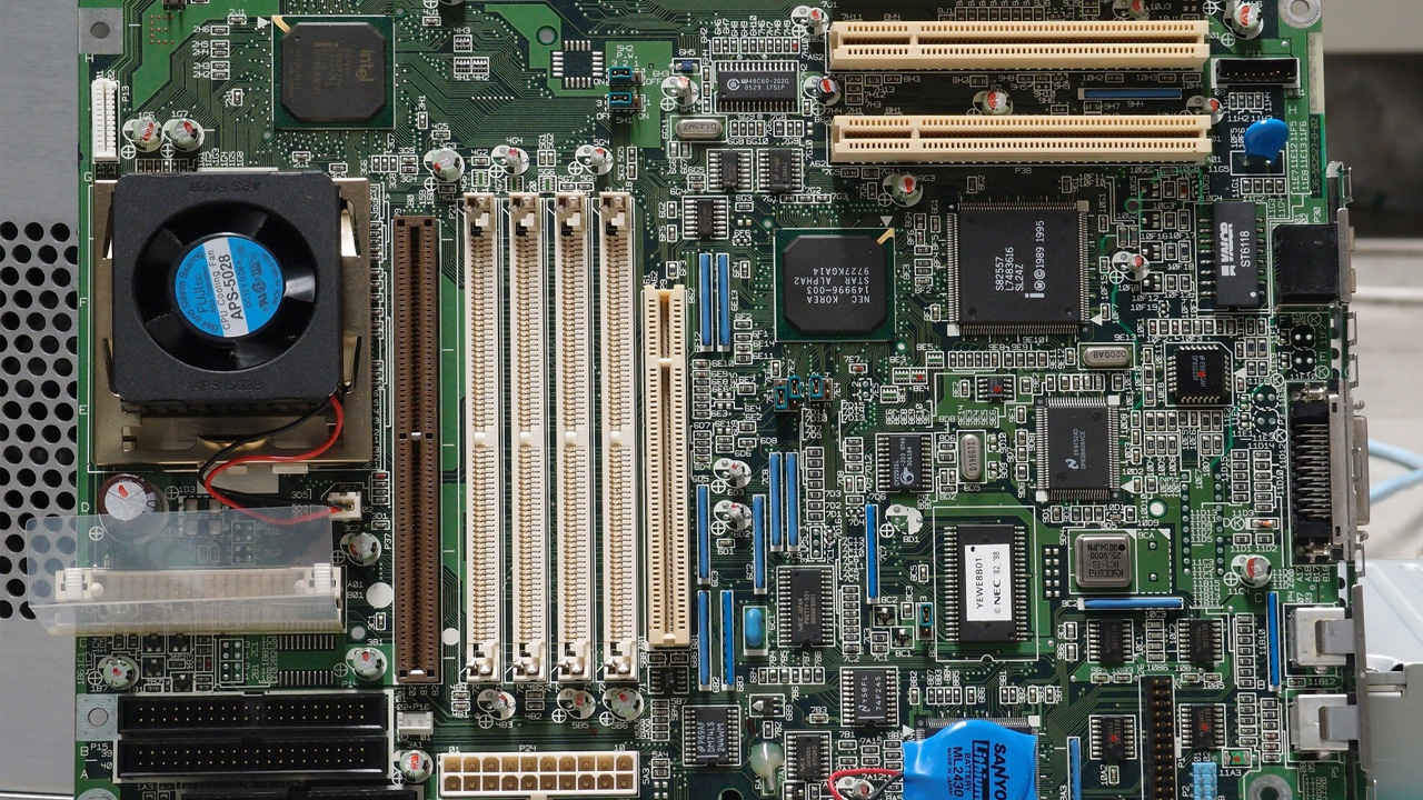 A placa-mãe é a peça que permite a comunicação entre todos os componentes do PC (Reprodução: Pixabay da Pexels)