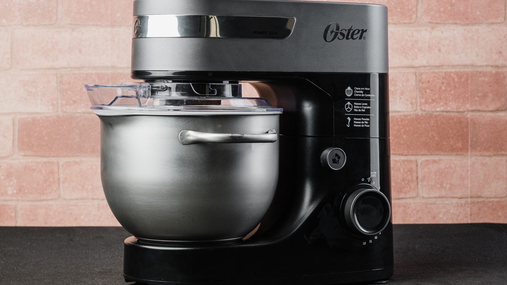 Batedeira Oster Bowl Inox com tampa anti-respingos (Foto: Zoom)